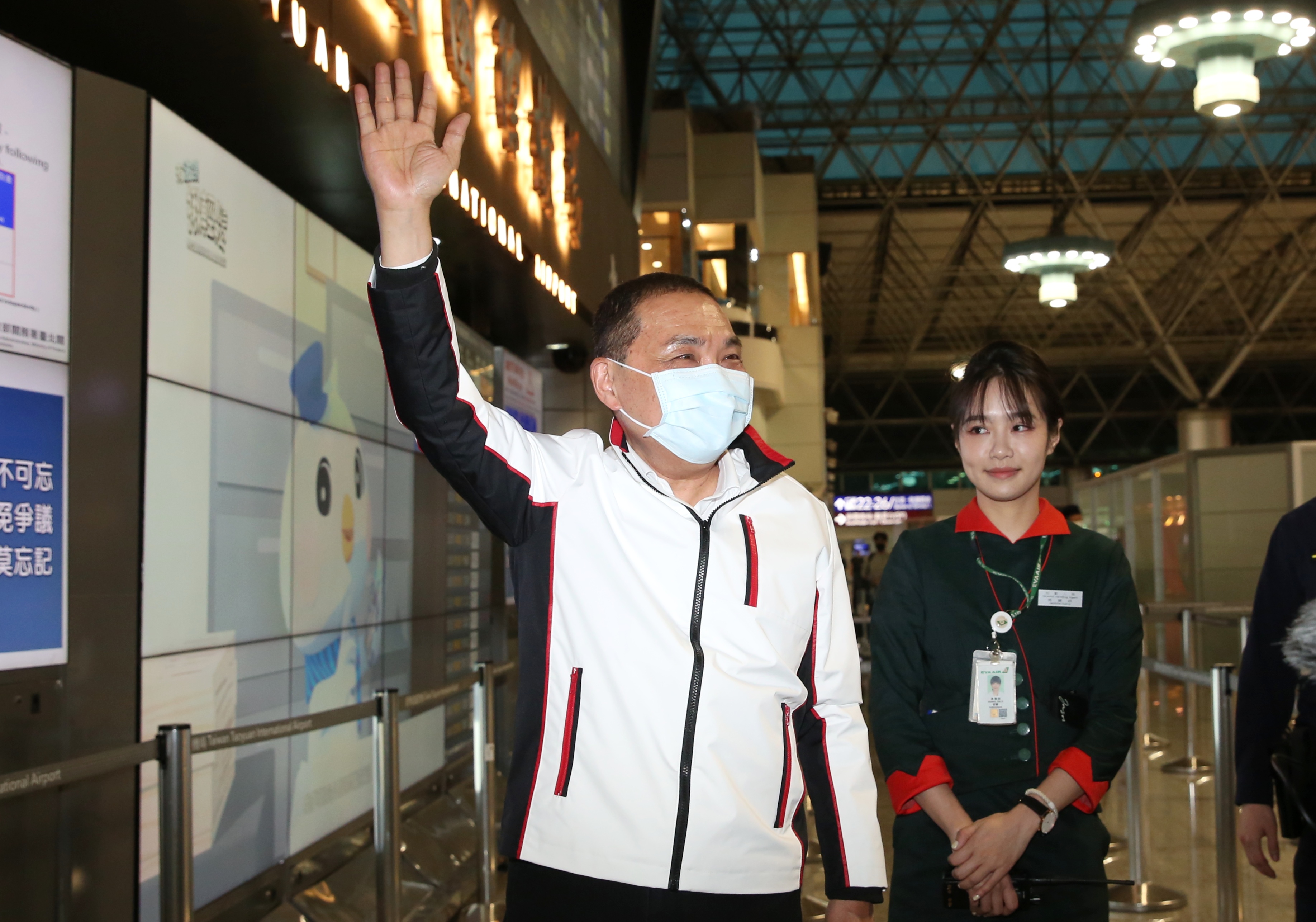 侯友宜今展開新加坡之旅,於桃園機場出境。