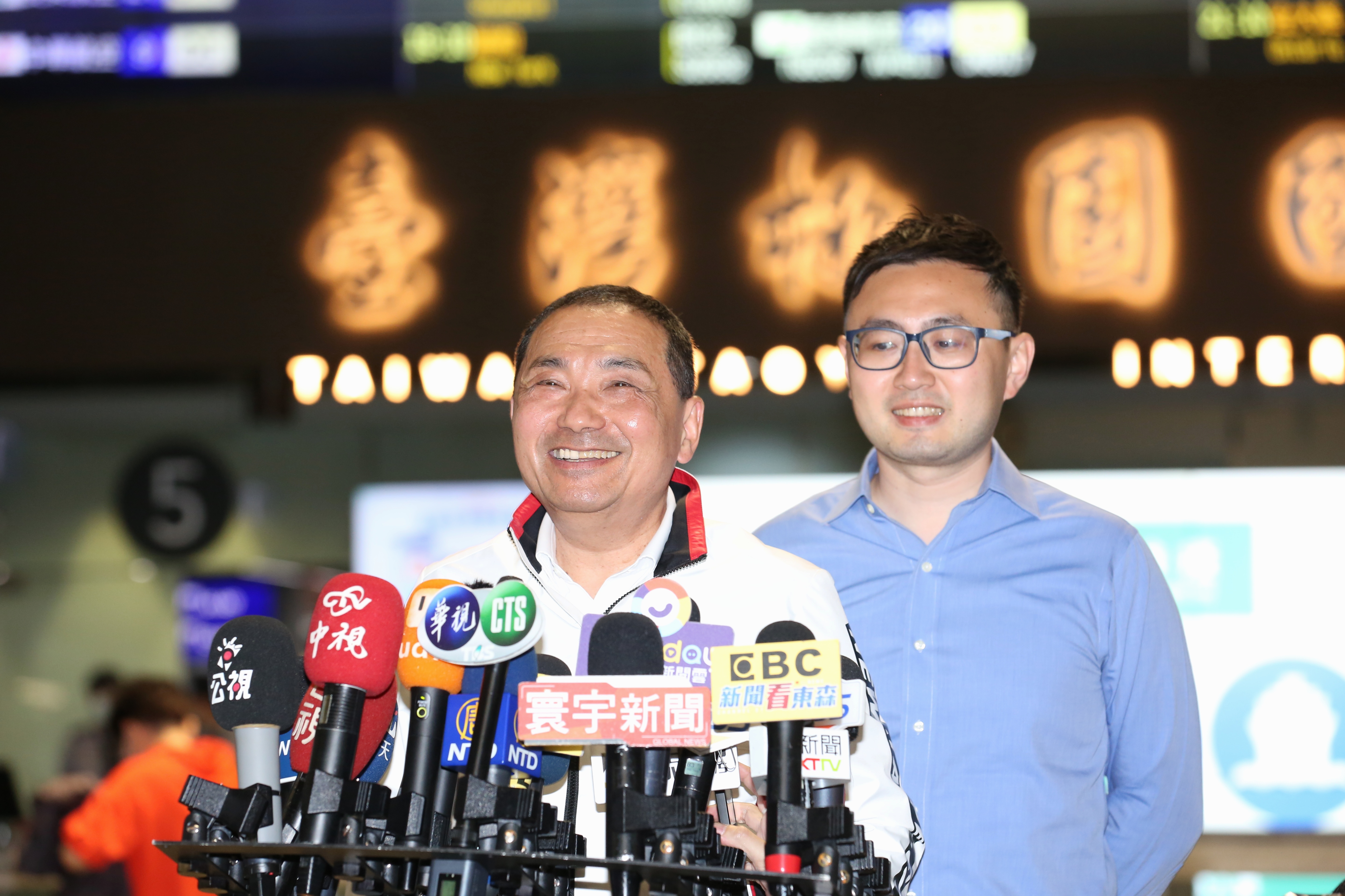 侯友宜今在機場發表談話，稱要「讓中華民國再次起飛」。