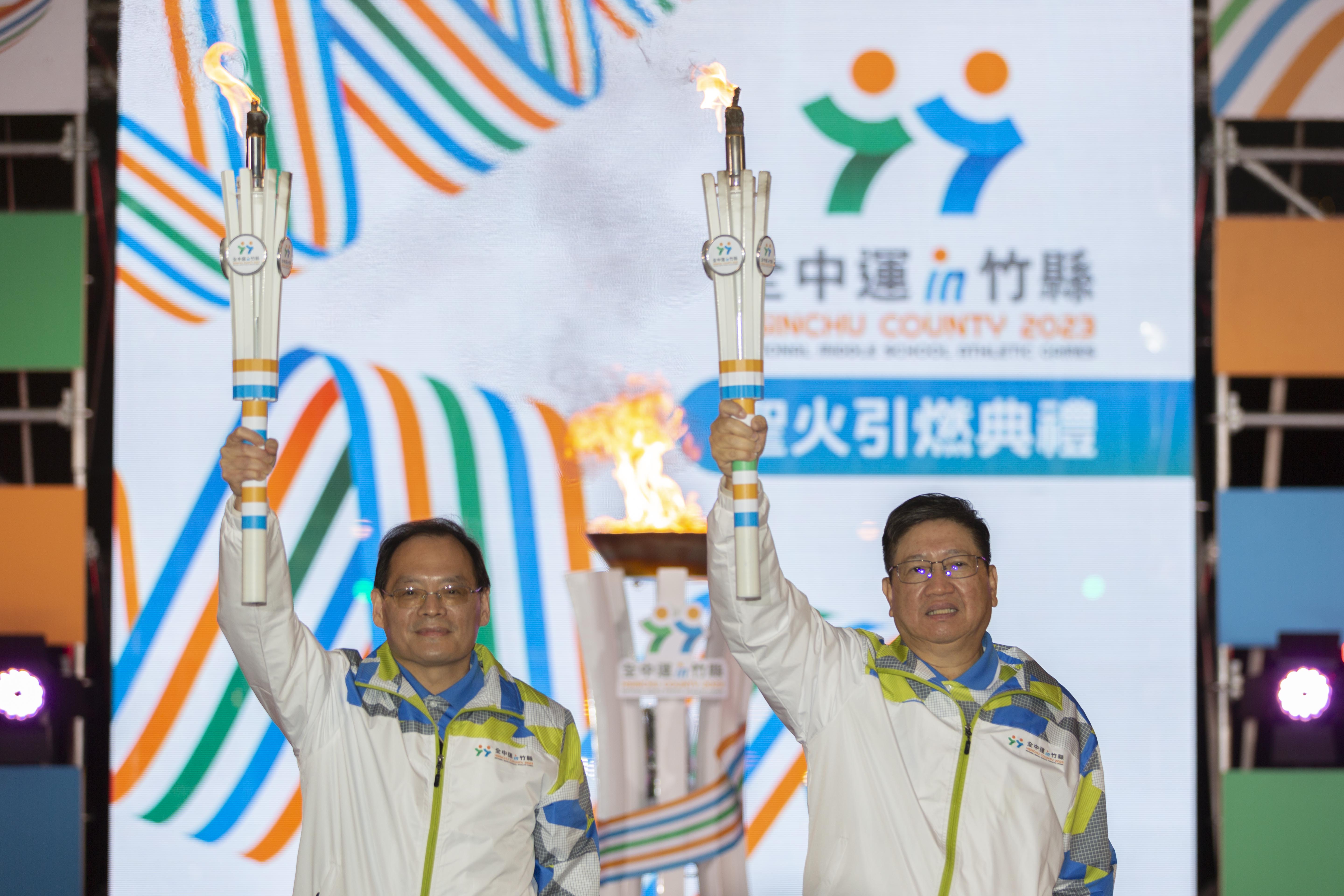 新竹縣長楊文科於3月29日晚間於新竹縣政府前廣場引燃全中運聖火。(新竹縣政府提供)