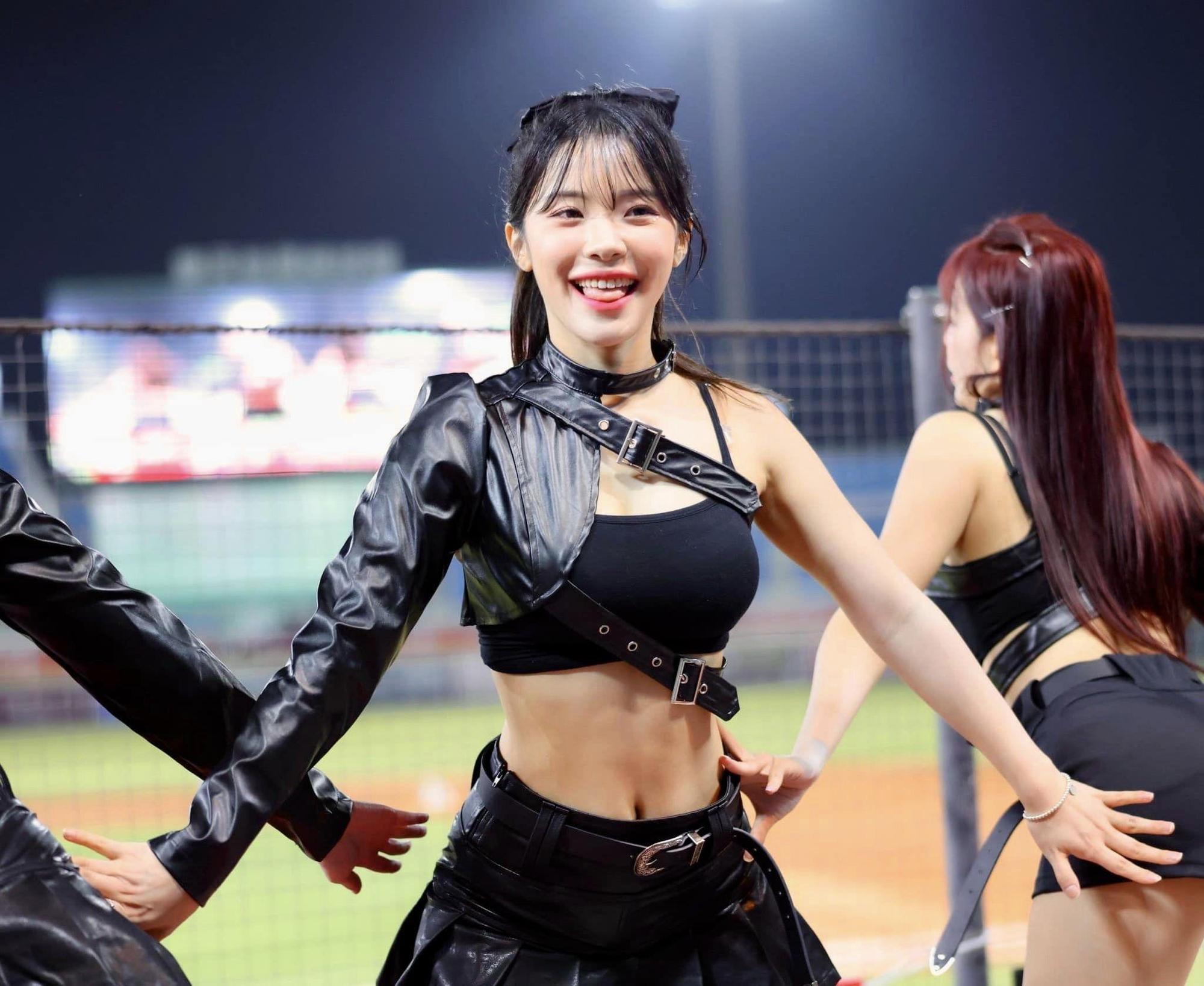 李多慧魅力席捲全台,卻因限時動態遭酸民質疑不真誠。(翻攝自Rakuten Girls臉書)