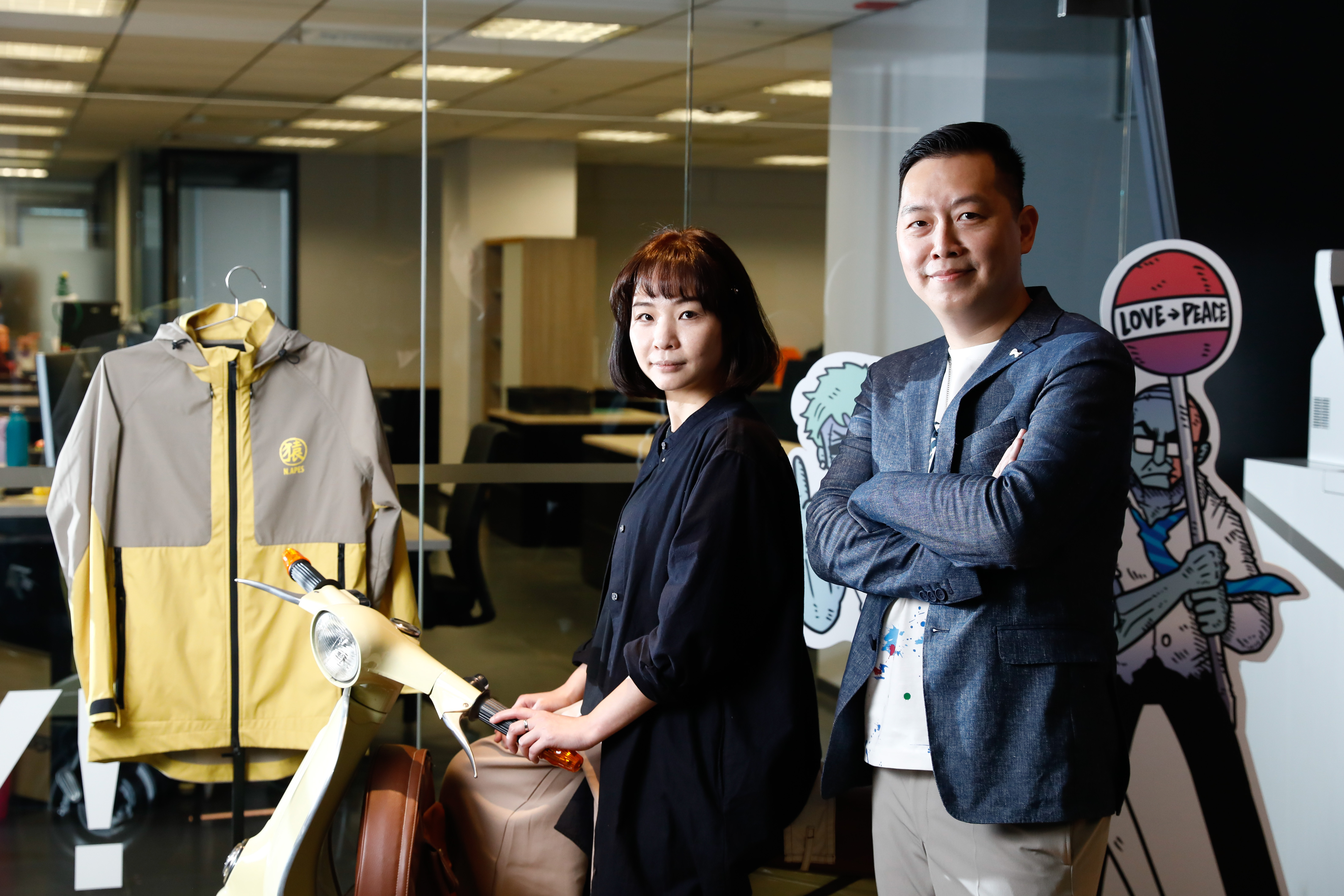 橘子集團原創中心總監胡明顒（右）與橘子集團IP策略發展部總編輯鄧湘怡（左）。