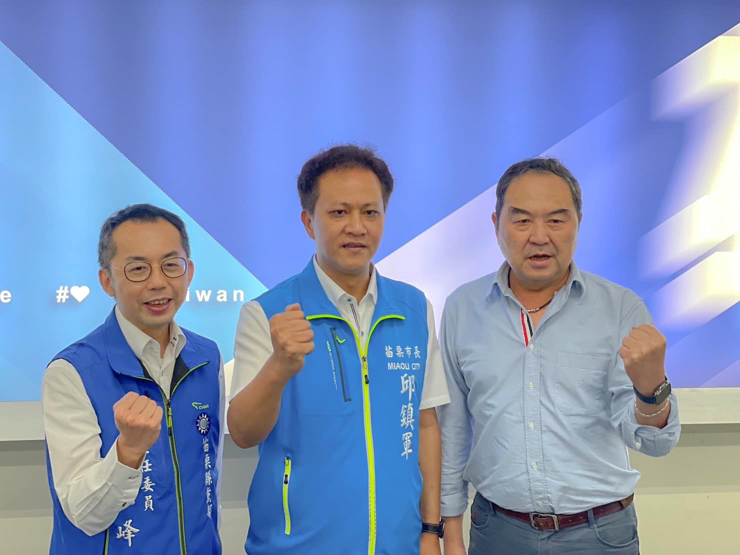徐志榮（右）宣布不爭取連任，今陪同苗栗市長邱鎮軍（中）登記立委初選。（翻攝自邱鎮軍臉書）
