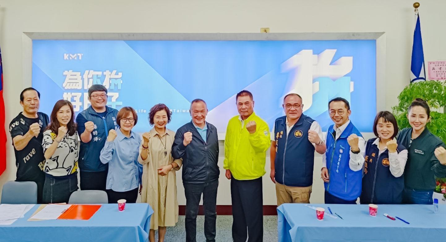徐耀昌今在鍾東錦陪同下前往國民黨苗栗縣黨部登記參加立委初選。(翻攝自徐耀昌臉書)