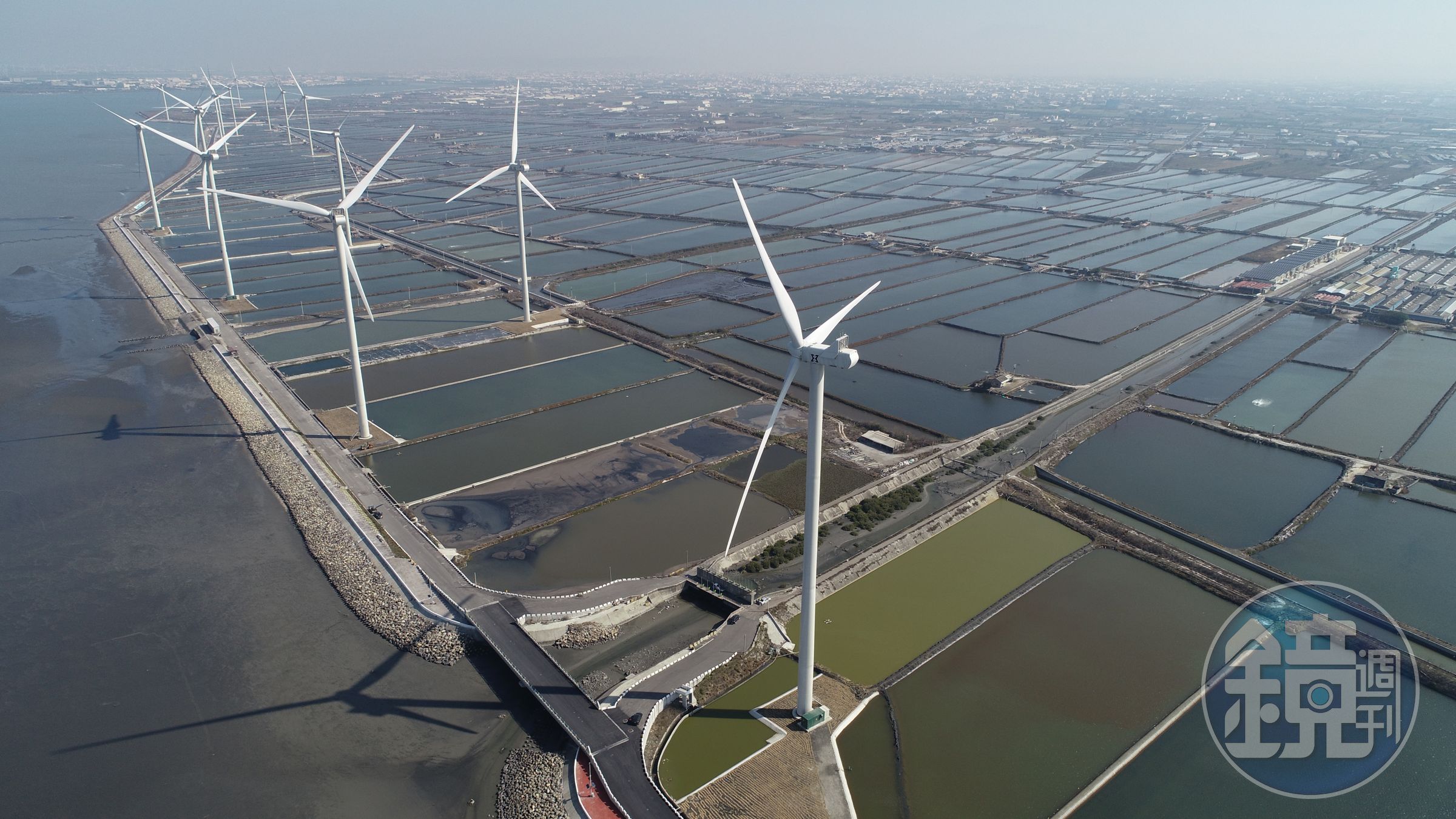 台泥企業團旗下的能元超商與宏碁集團簽署企業購售電合約，將台泥綠能彰旺風力發電所發的綠電轉供予宏碁。（台泥提供）