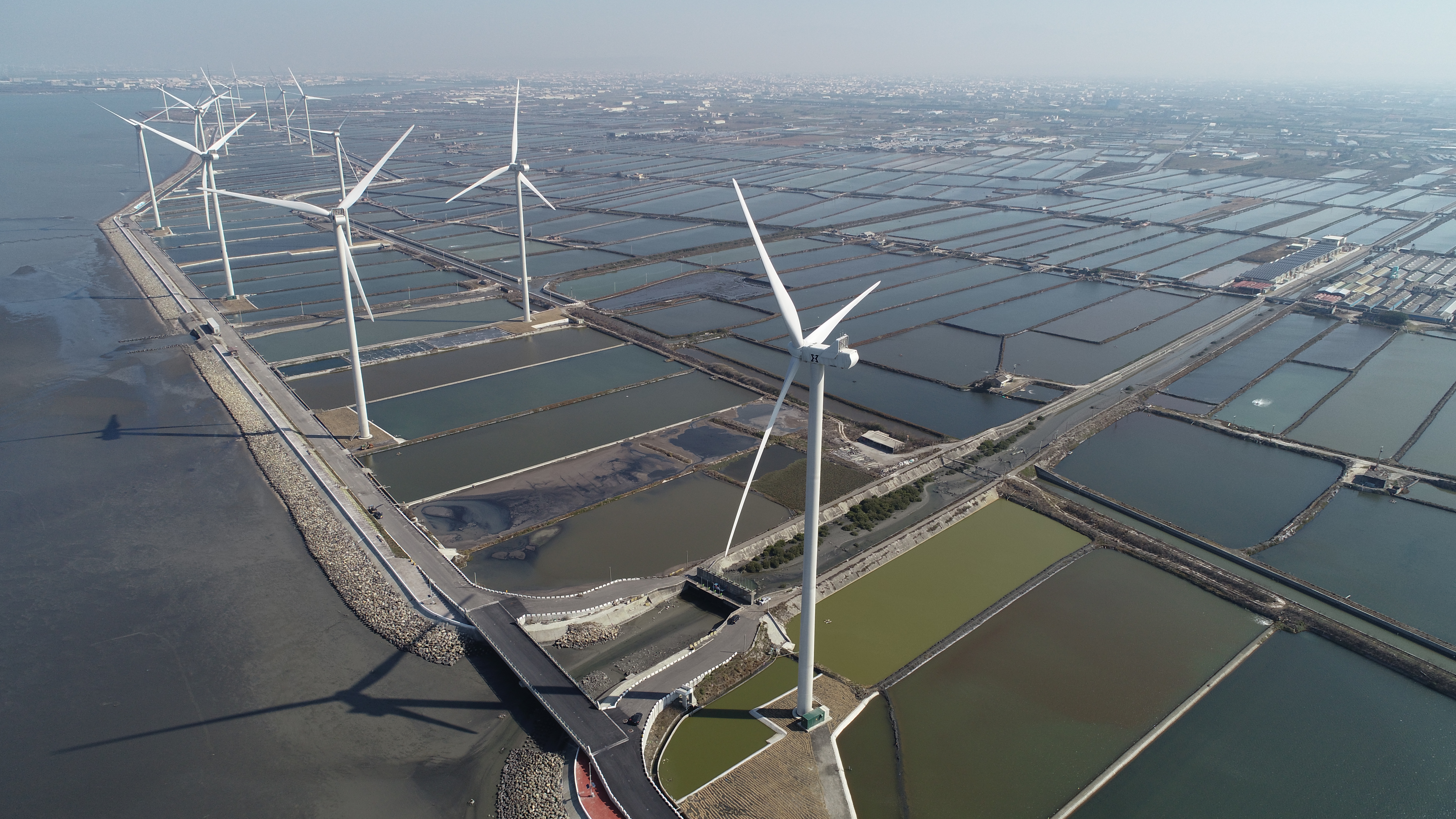 台泥企業團旗下的能元超商與宏碁集團簽署企業購售電合約，將台泥綠能彰旺風力發電所發的綠電轉供予宏碁。（台泥提供）