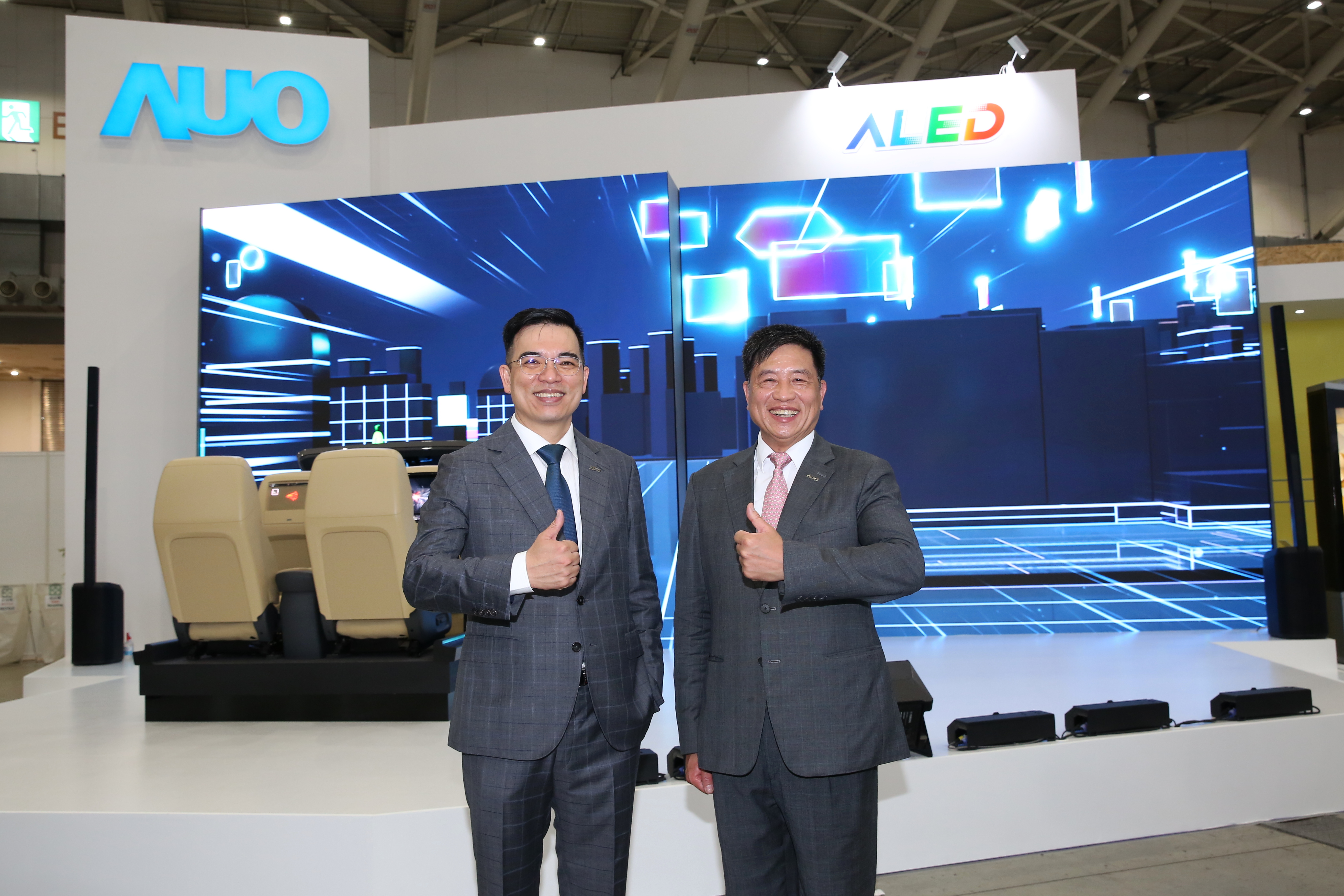 友達搶先進入Micro LED量產階段，彭双浪誓言搶穿戴裝置與車用2大商機。左為友達總經理柯富仁。