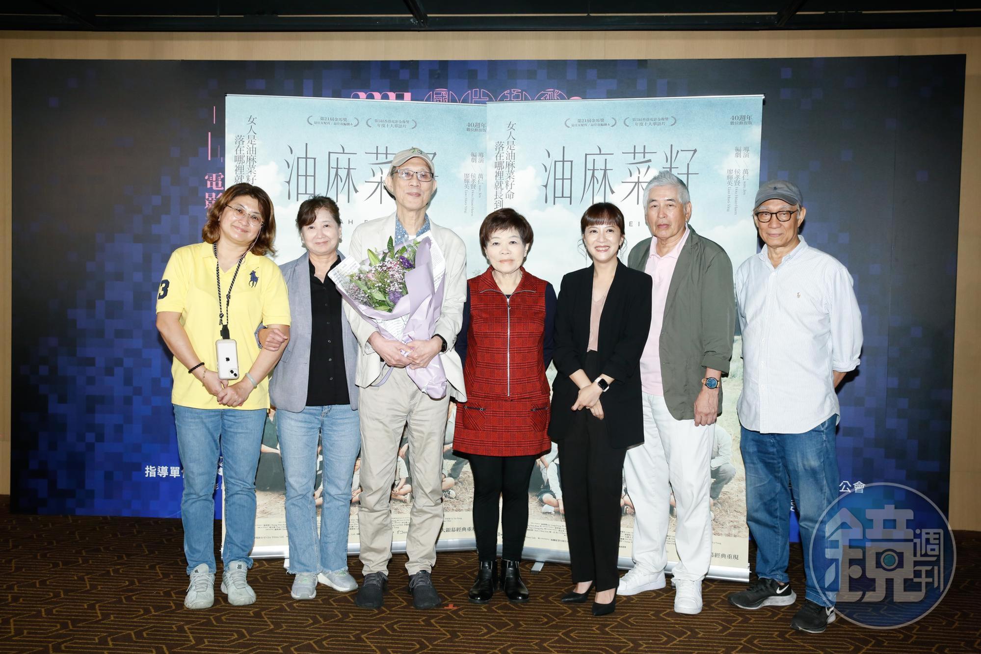 萬仁率領《油麻菜籽》的主創群出席首映會,包括電影女主角蘇明明、男主角柯一正、李淑楨等人。