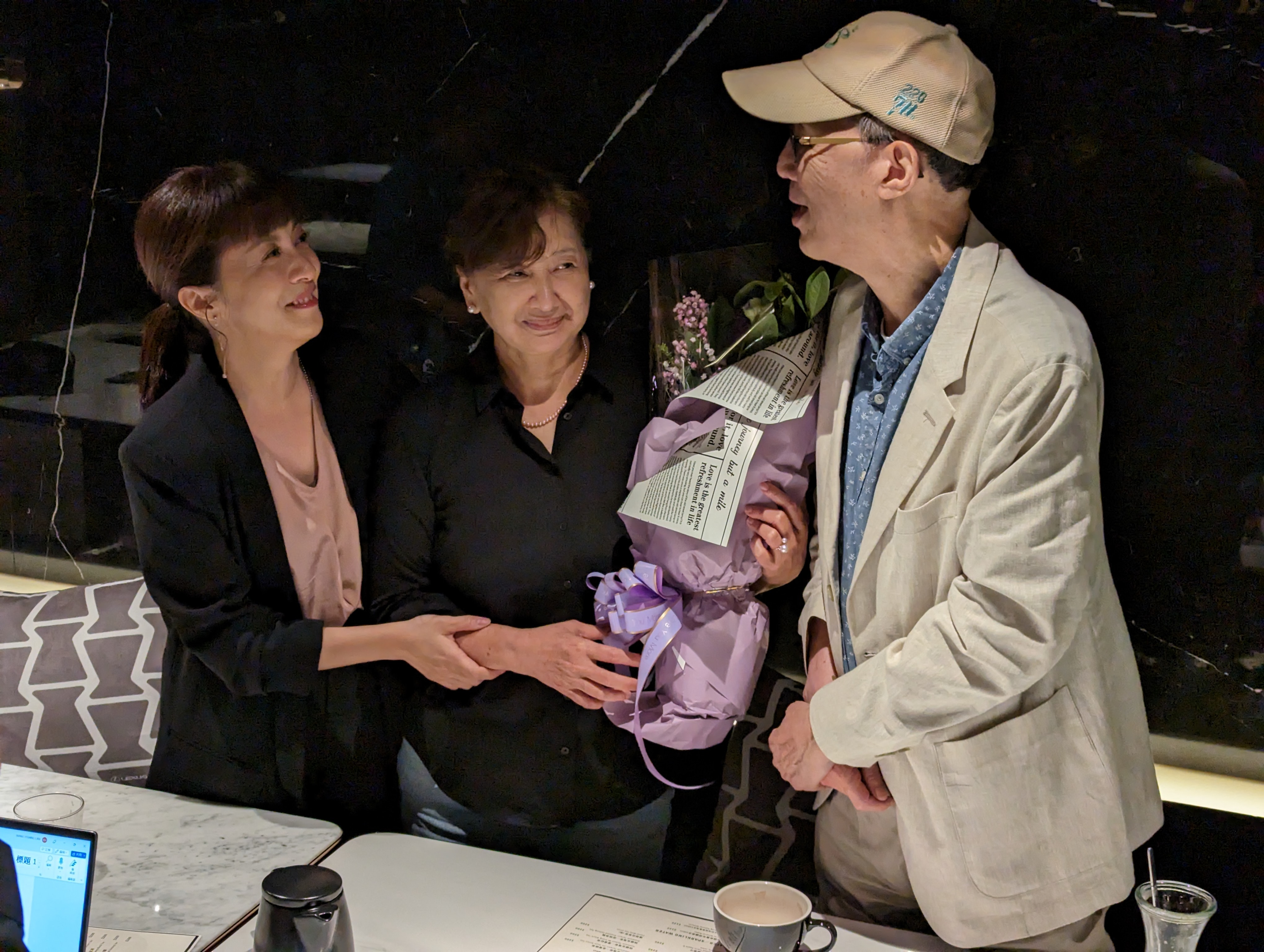 當年才5歲的李淑楨特地來獻花，她與蘇明明拍戲還會遇到，但與萬仁卻已多年不見。