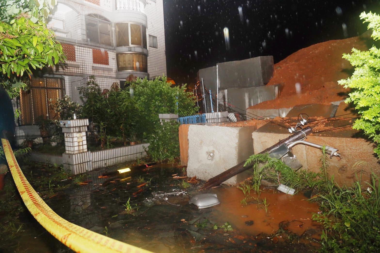 竹北市深夜驚傳土石流。(翻攝鄭朝方臉書)