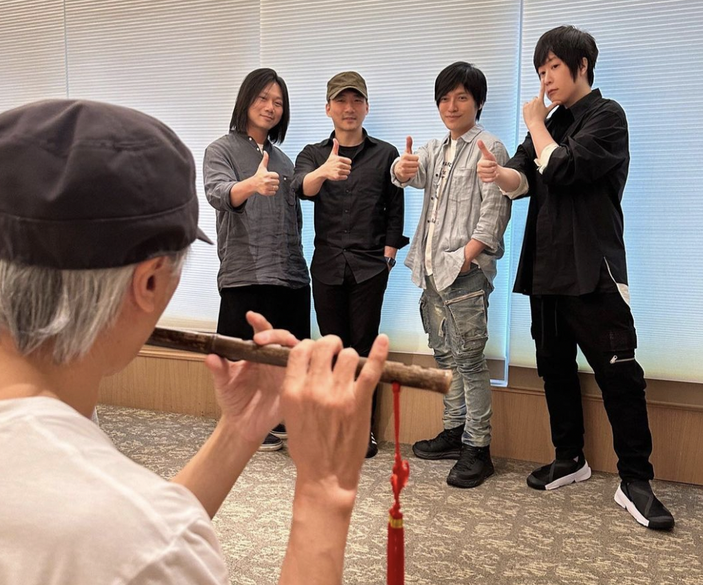 五月天合體偶像周星馳，沒想到周星馳等不及在4人面前秀出獨門絕活。（翻攝自周星馳IG）