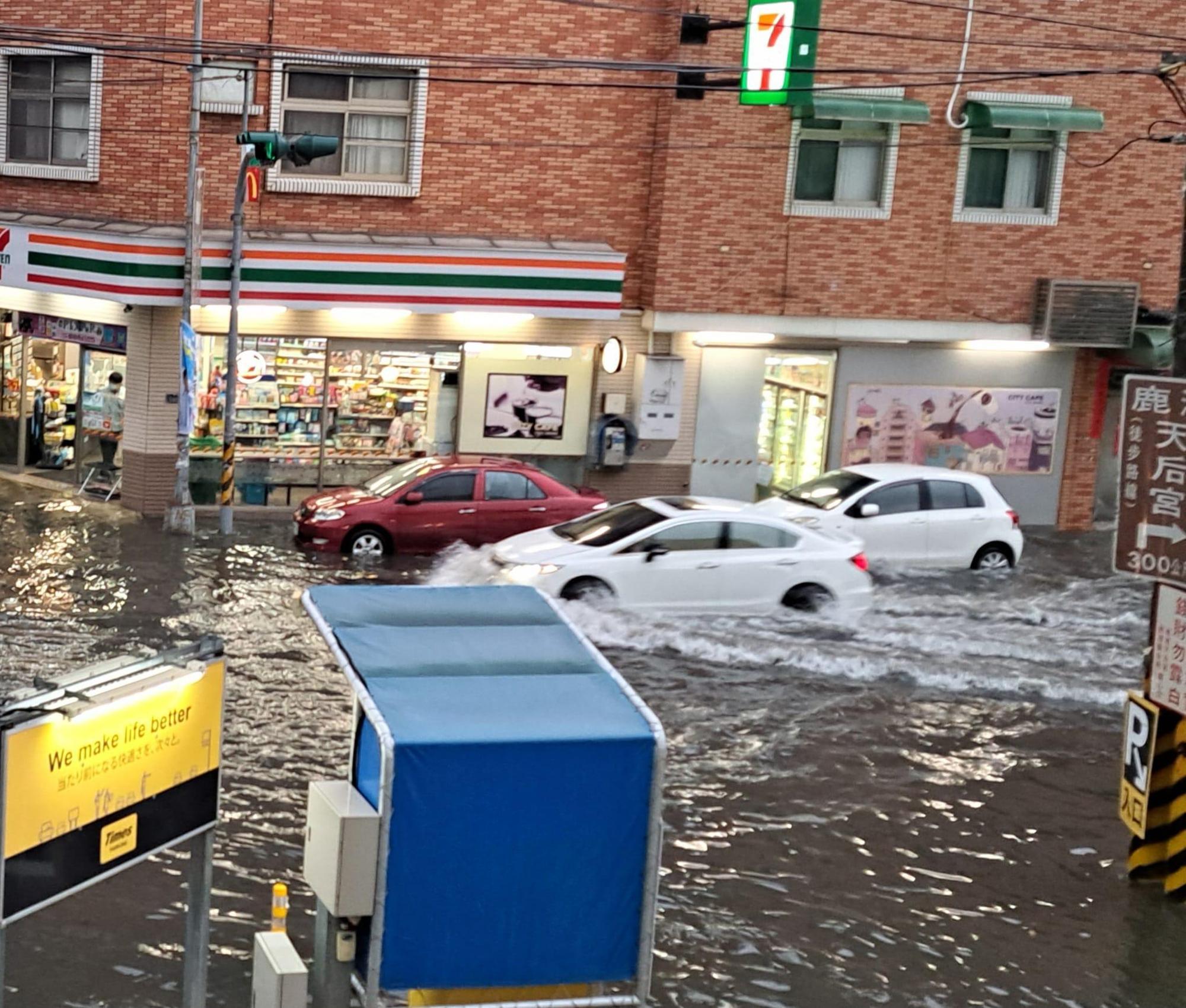 網友貼出淹水狀況。(翻攝「我愛鹿港小鎮」臉書)