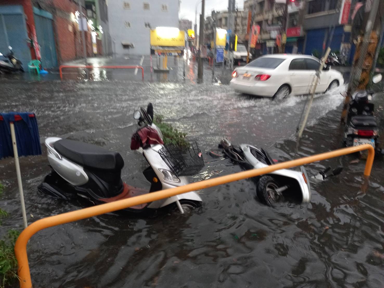 網友貼出淹水狀況。（翻攝「我愛鹿港小鎮」臉書）