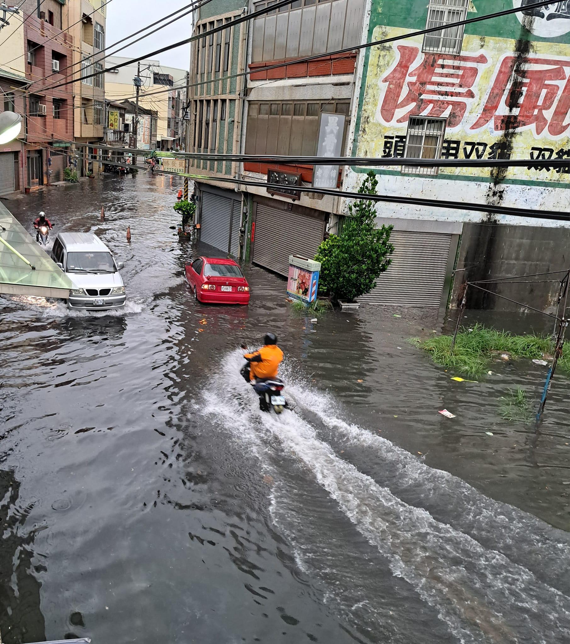 網友貼出淹水狀況。(翻攝「我愛鹿港小鎮」臉書)