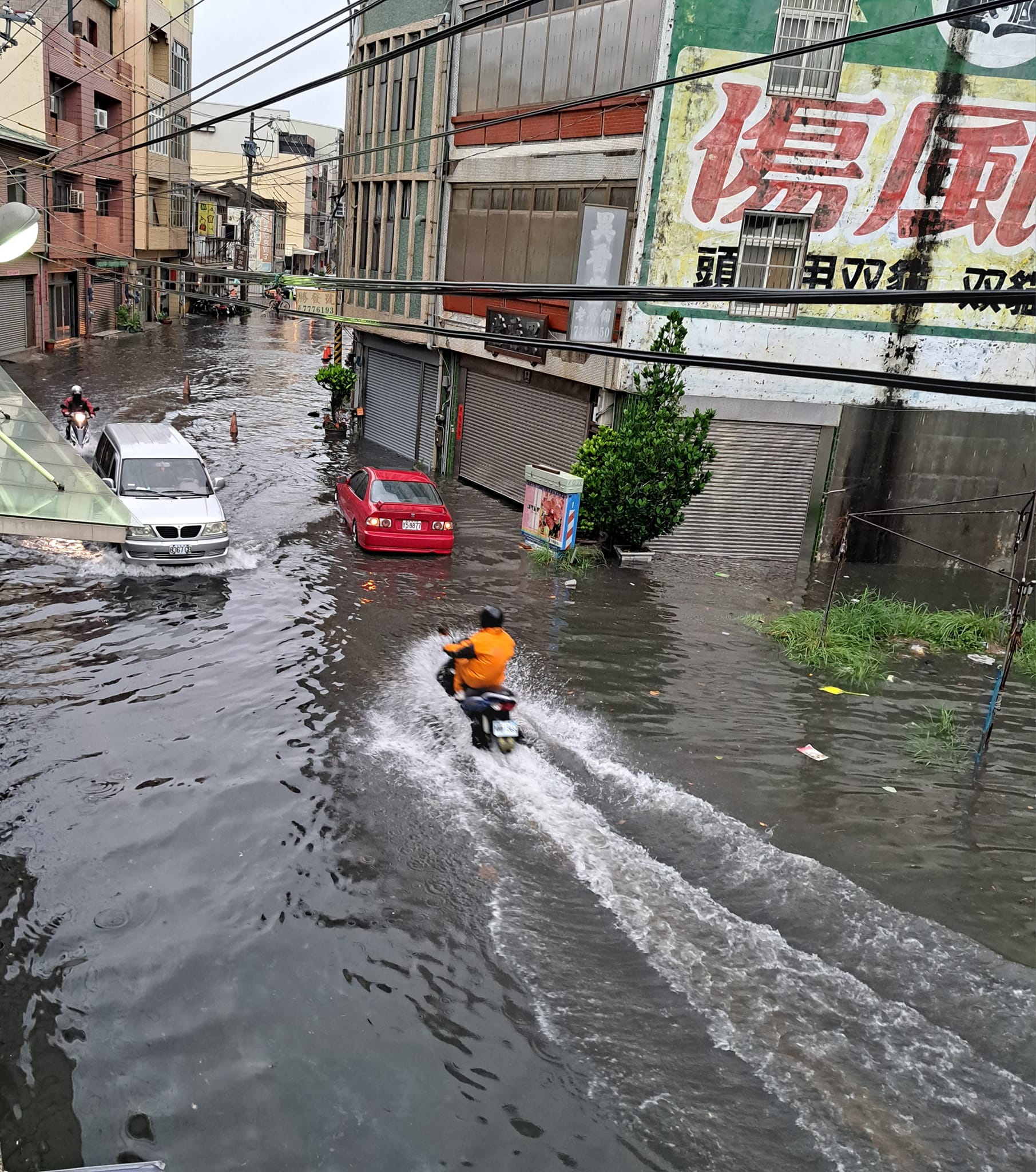 網友貼出淹水狀況。（翻攝「我愛鹿港小鎮」臉書）