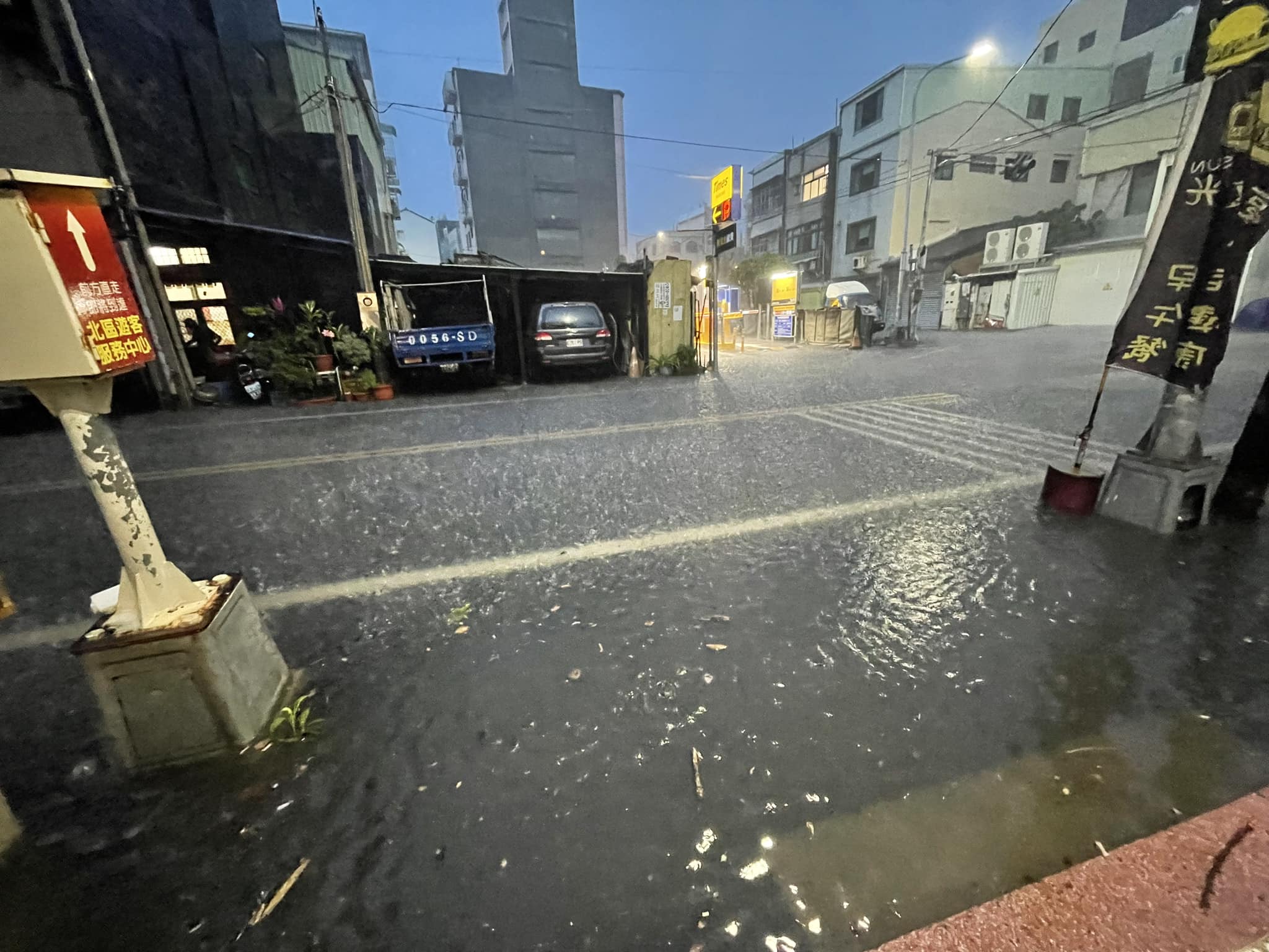 網友貼出淹水狀況。（翻攝「我愛鹿港小鎮」臉書）
