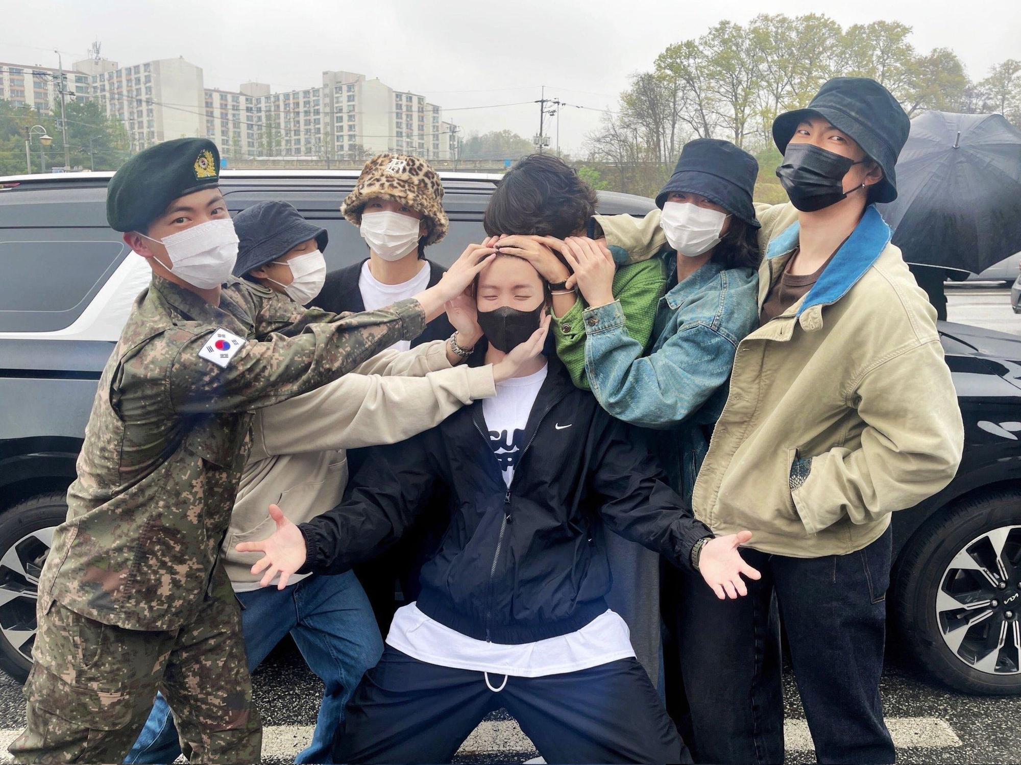 BTS防彈少年團成員J-hope(中)前天入伍,全體成員為他送行。(網路圖片)