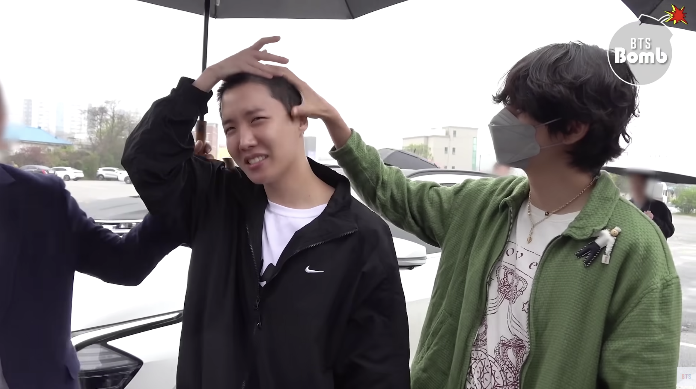J-hope剃了平頭讓成員們紛紛上手摸頭，V稱讚「很適合你。」（截圖「BANGTANTV」YT）