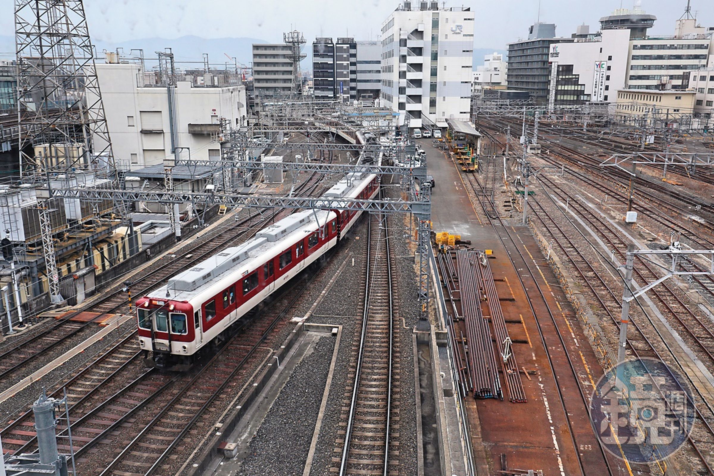 京都車站不僅匯集多條鐵路線，同時也聚集了許多酒店與餐廳。
