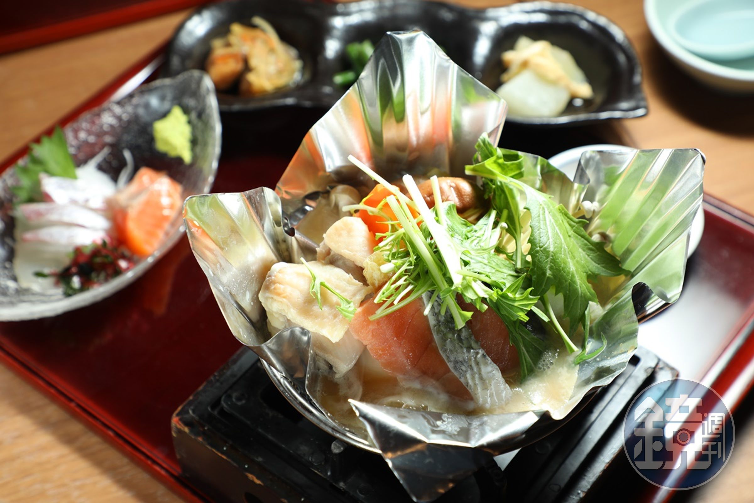 「丹波黑雞與鮭魚的豆乳鍋定食」可以一次吃到海陸滋味。（2,750日圓／份，約NT$638）