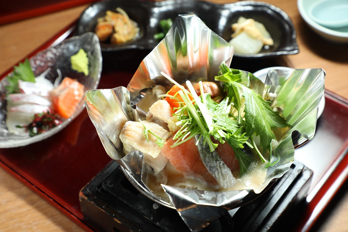 「丹波黑雞與鮭魚的豆乳鍋定食」可以一次吃到海陸滋味。（2,750日圓／份，約NT$638）