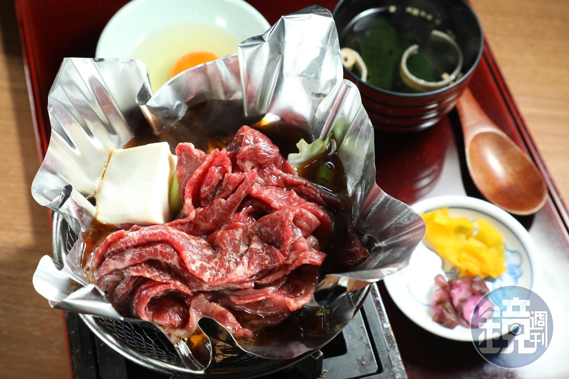 「壽喜燒定食」的特色食材是京都產牛肉、京豆腐和九條大蔥。（3,280日圓／份，約NT$761）