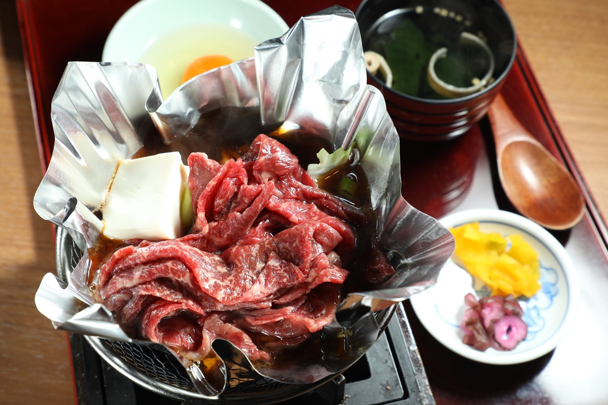 「壽喜燒定食」的特色食材是京都產牛肉、京豆腐和九條大蔥。（3,280日圓／份，約NT$761）