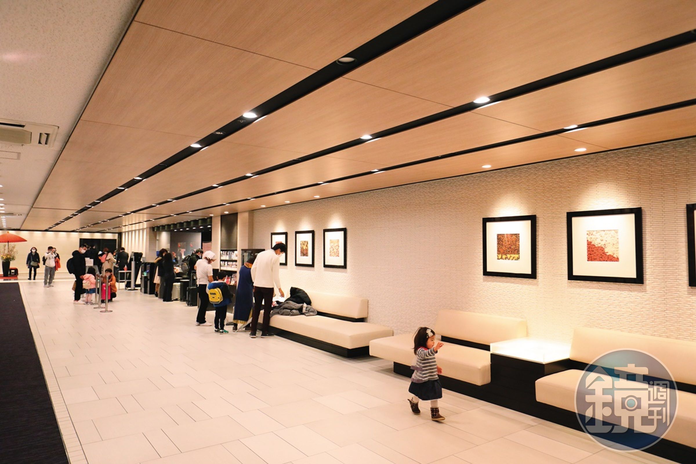 沿著鐵軌而建的「近鐵京都站都城市酒店」，大廳也是狹長型。