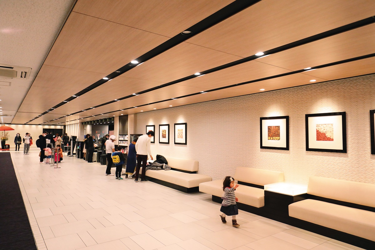 沿著鐵軌而建的「近鐵京都站都城市酒店」，大廳也是狹長型。