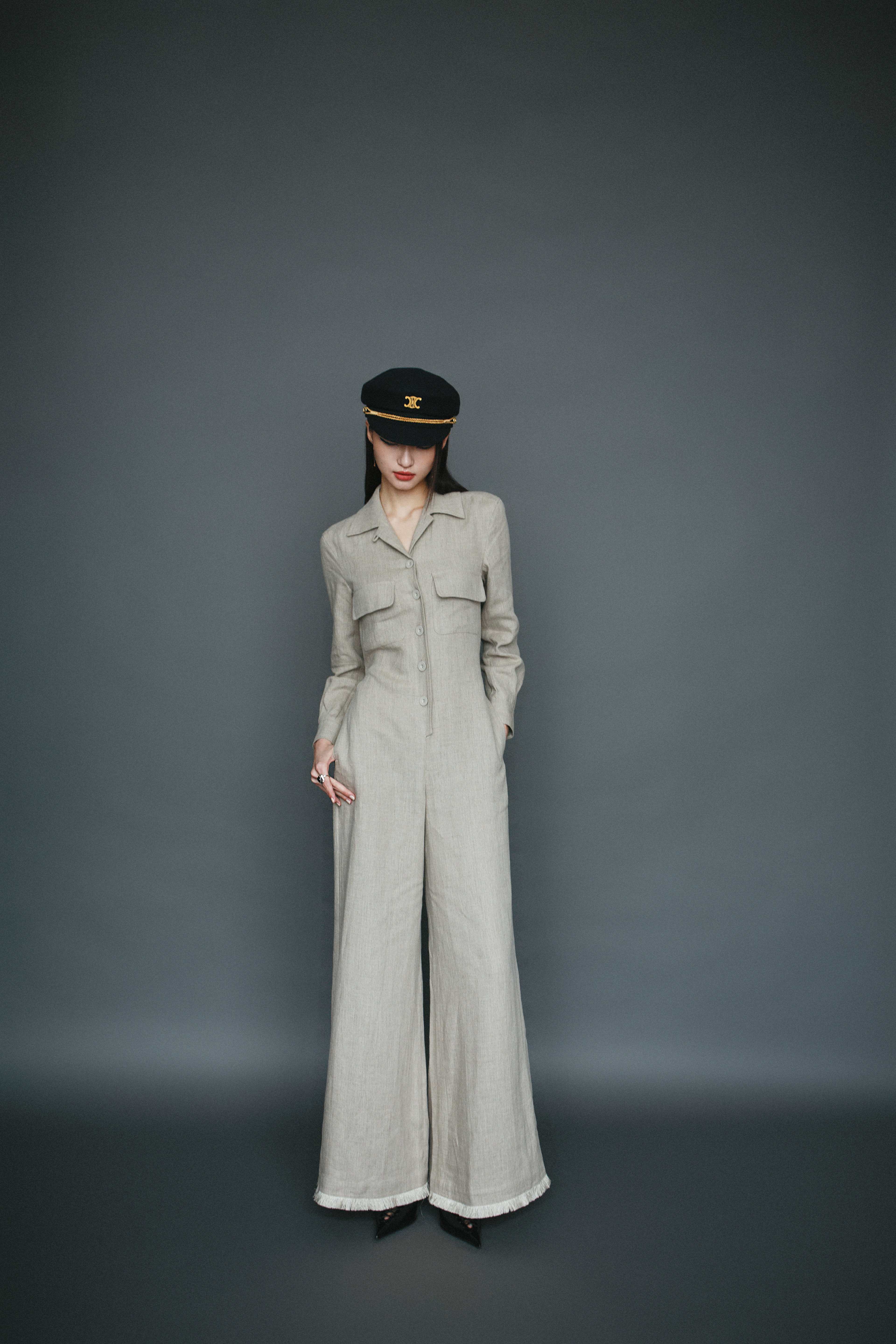 亞麻工裝連身褲NT$60,100 by Max Mara/海軍帽 價格店洽by CELINE/Pin Point 尖頭穆勒鞋NT$38,000 by VERSACE/Chita長耳環NT$2,400 by AllSaints/縞瑪瑙戒指 NT$21,500 by CELINE