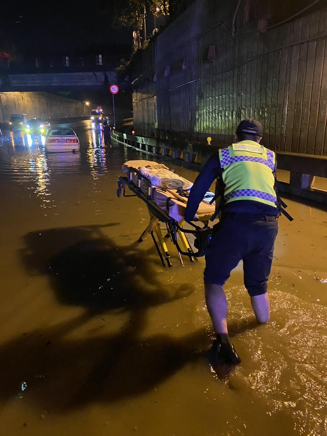 苗栗市國華地下道淹水,消防人員救出受困駕駛。(翻攝自苗栗縣政府消防局臉書)
