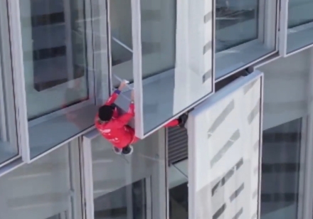 有「蜘蛛人」之稱的徒手攀高好手羅伯特，近日徒手攀登一棟38層大樓，以抗議年金改革政策。（翻攝Alain Robert IG）