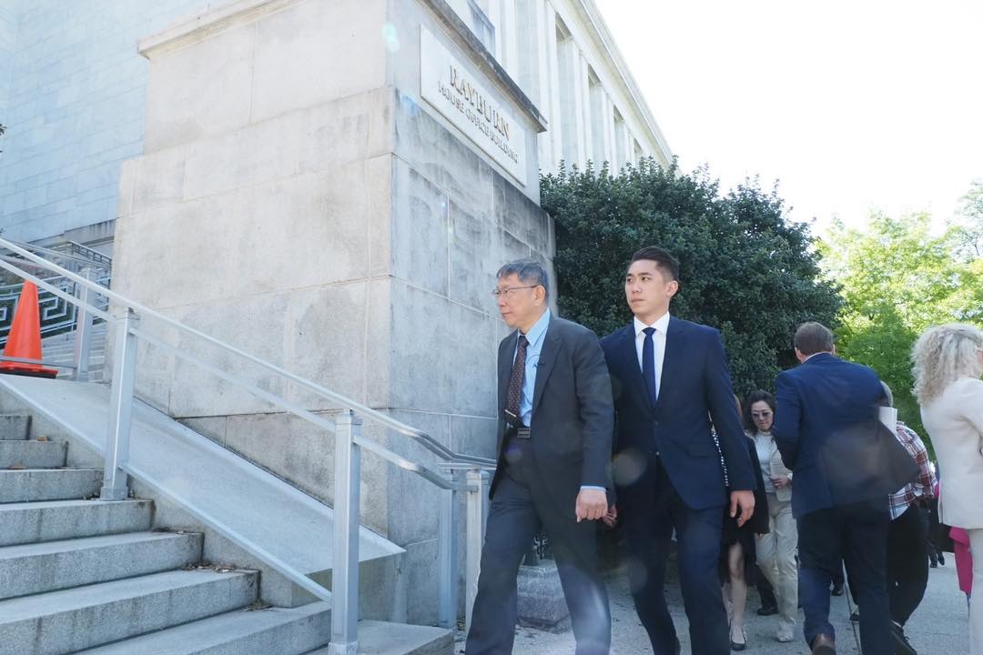 柯文哲日前拜會AIT新任主席羅森柏格（Laura Rosenberger）後，再度前往AIT，受訪竟曝會面對象包含「國安會」。（翻攝自臉書＠柯文哲）