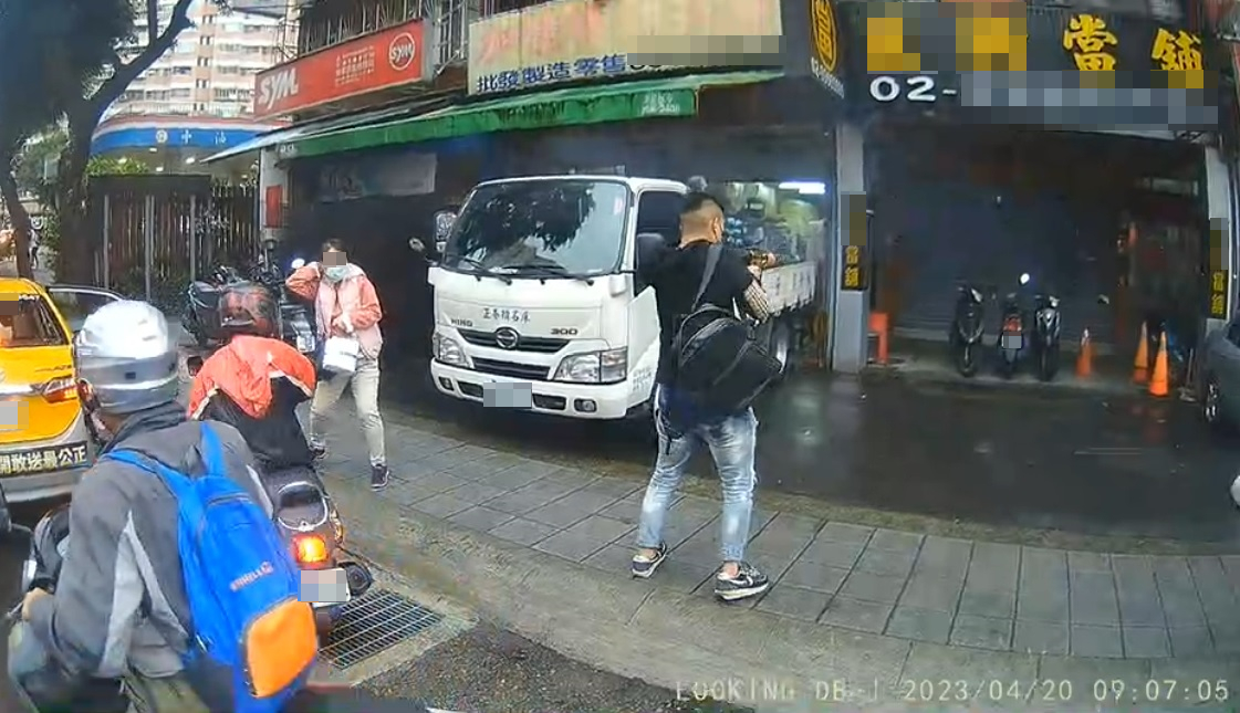 今天上午一名少年到土城一間當鋪門口連開42槍，嚇壞一旁路人。（讀者提供）