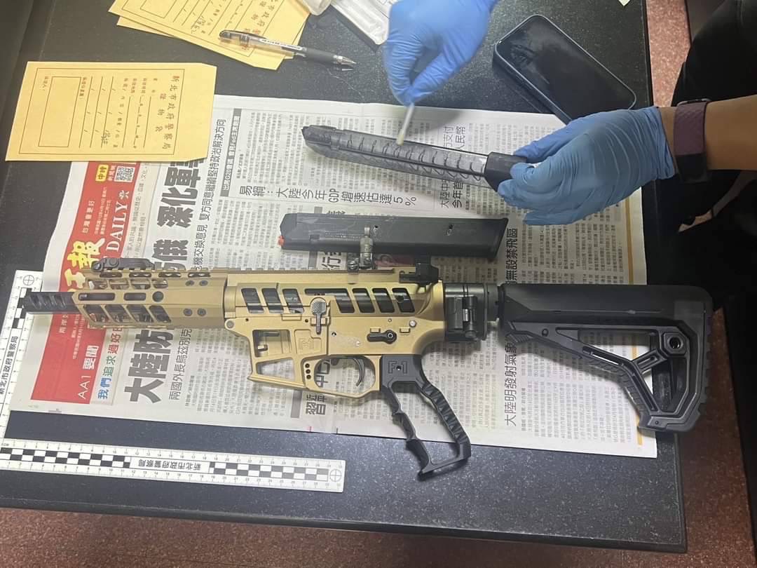 劉姓少年犯案工具疑似為改造衝鋒槍。（翻攝自記者爆料網）