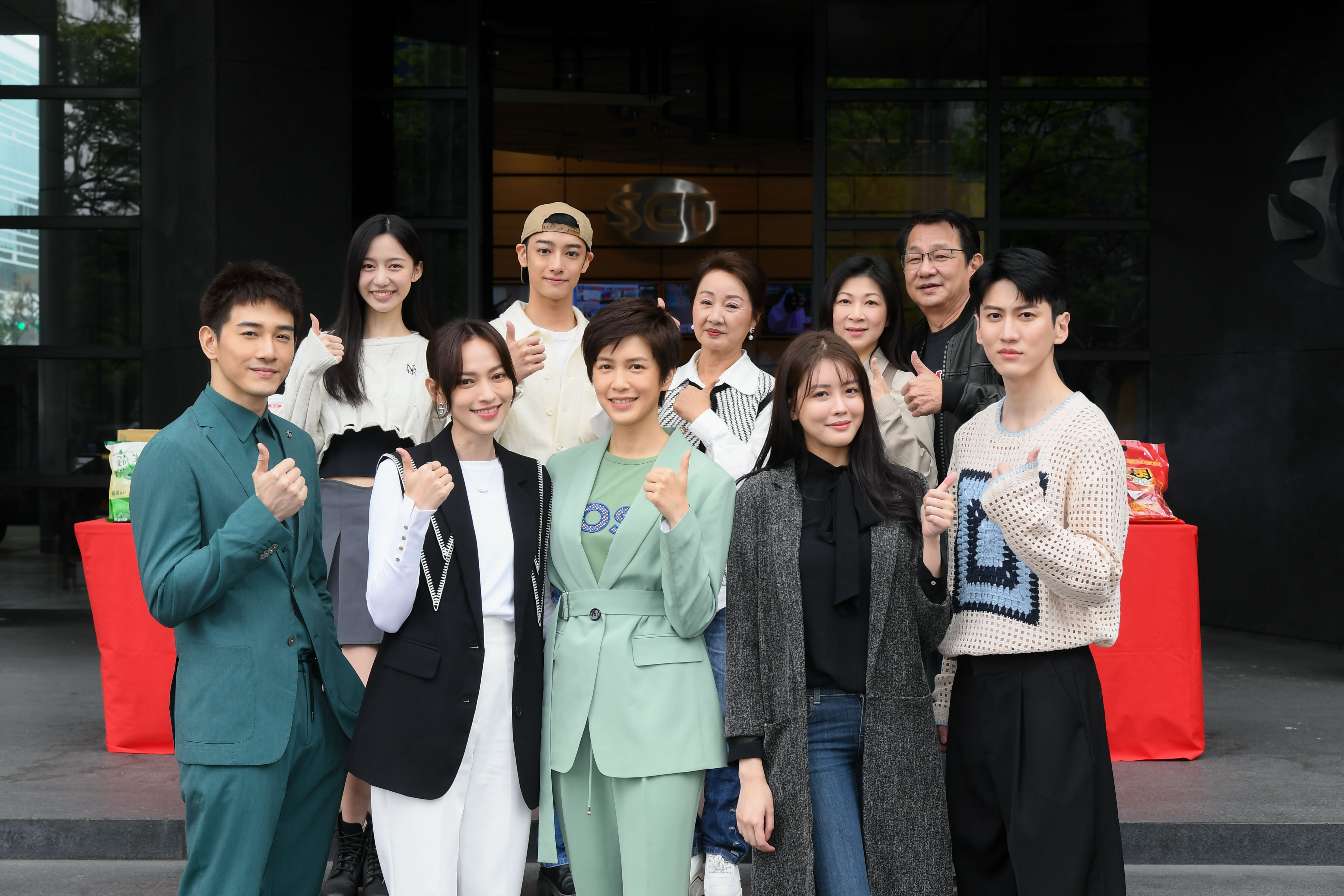 張立昂(前排左起)、姚以緹、劉奕兒、賴琳恩、孫沁岳,後排(左起)陳榕姍、劉修甫、鮑正芳、顏嘉樂、沈孟生出席新戲《鬼之執行長》開鏡。(三立提供)