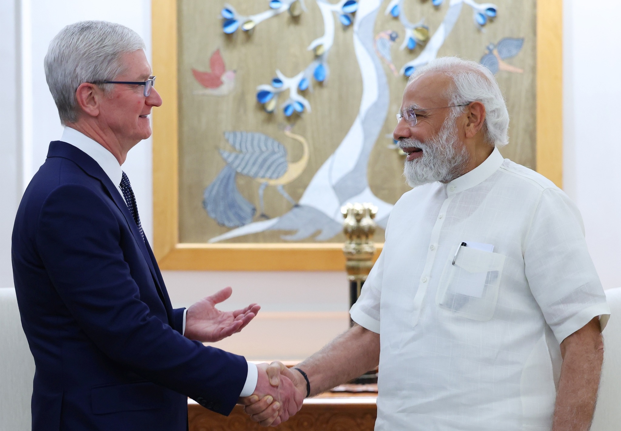 蘋果執行長庫克（左）會見印度總理莫迪（右），承諾將會擴大對印度的投資，也意味著蘋果供應鏈已開始進行重組。（翻攝自Narendra Modi臉書）