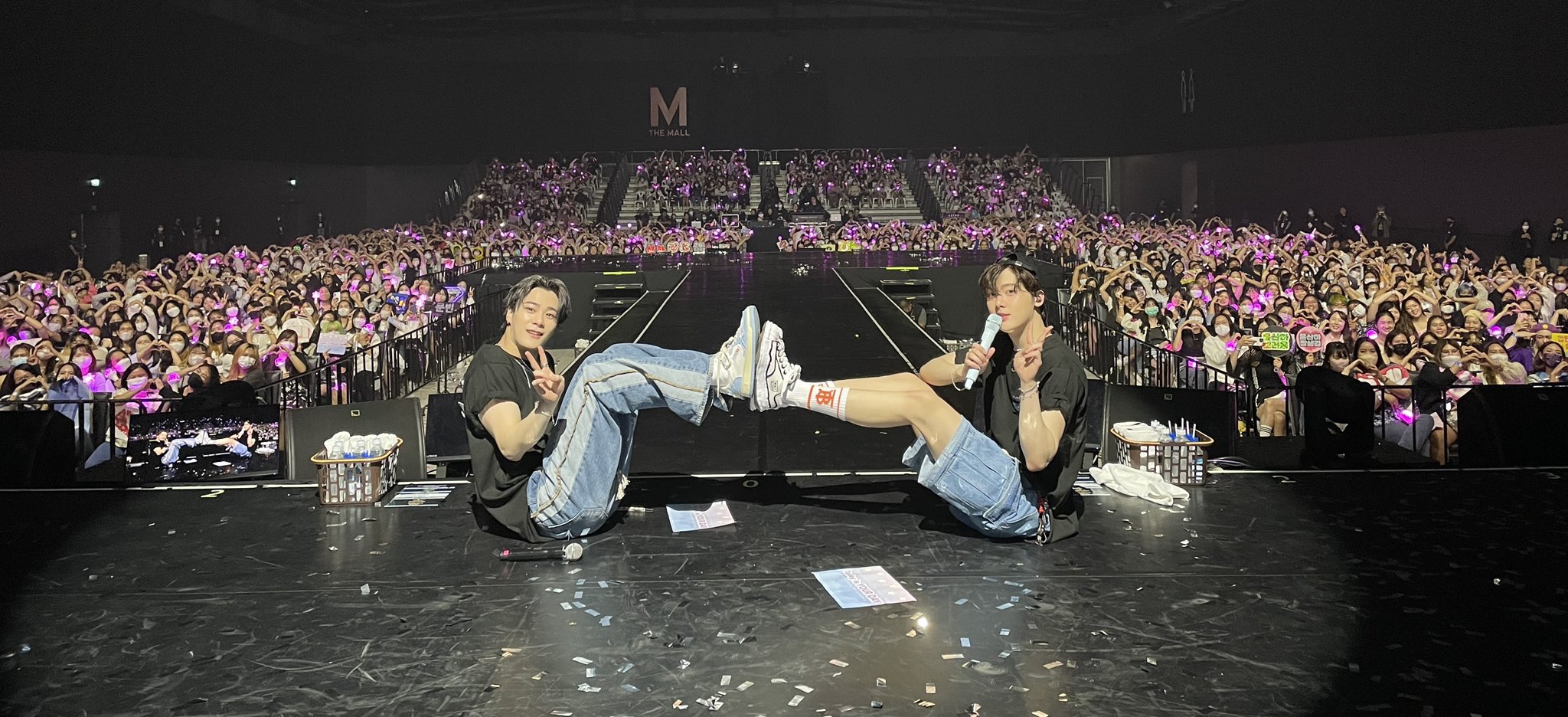 文彬（左）本月初要去泰國開唱前發生身體不適狀況，仍敬業完成演出。（翻攝ASTRO_Staff推特）