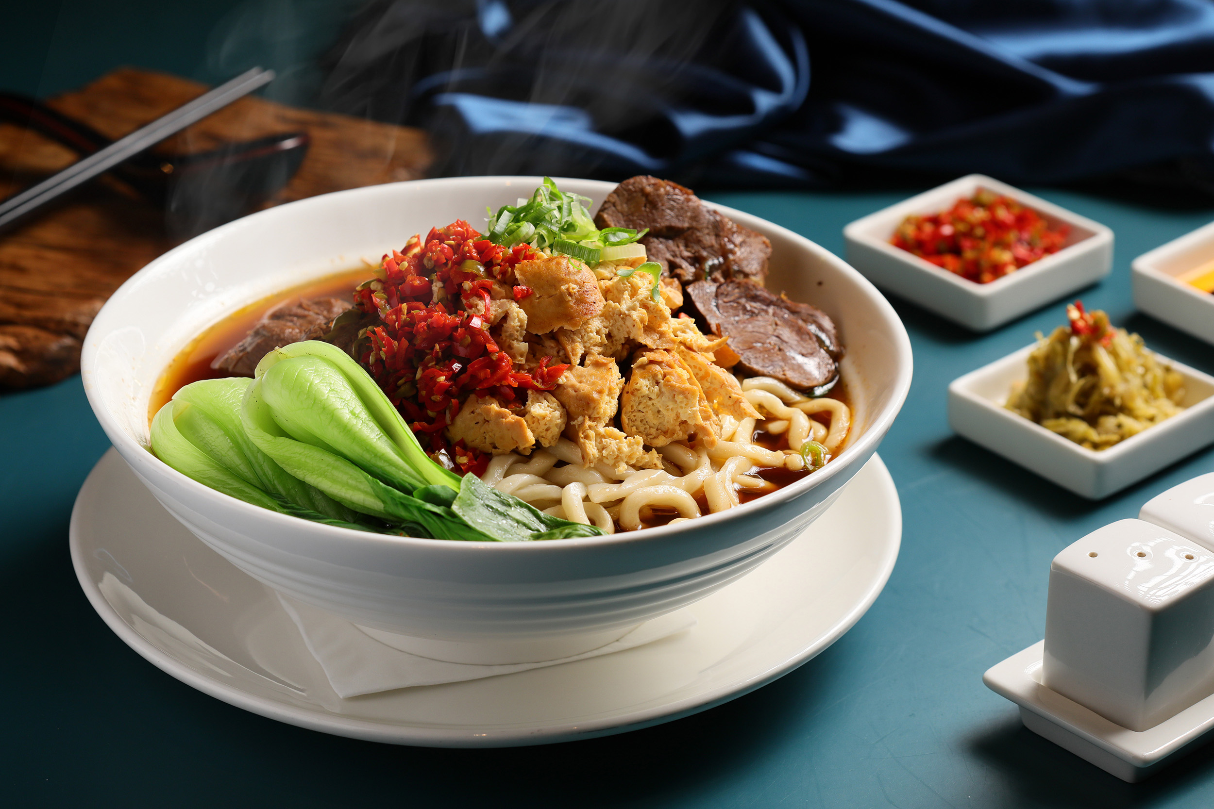 「台北中山九昱希爾頓逸林酒店」今年初推出進階版「逸林剁椒臭豆腐牛肉麵」，不只又香又臭，還加入剁椒的微麻微辣，每月狂賣300碗。