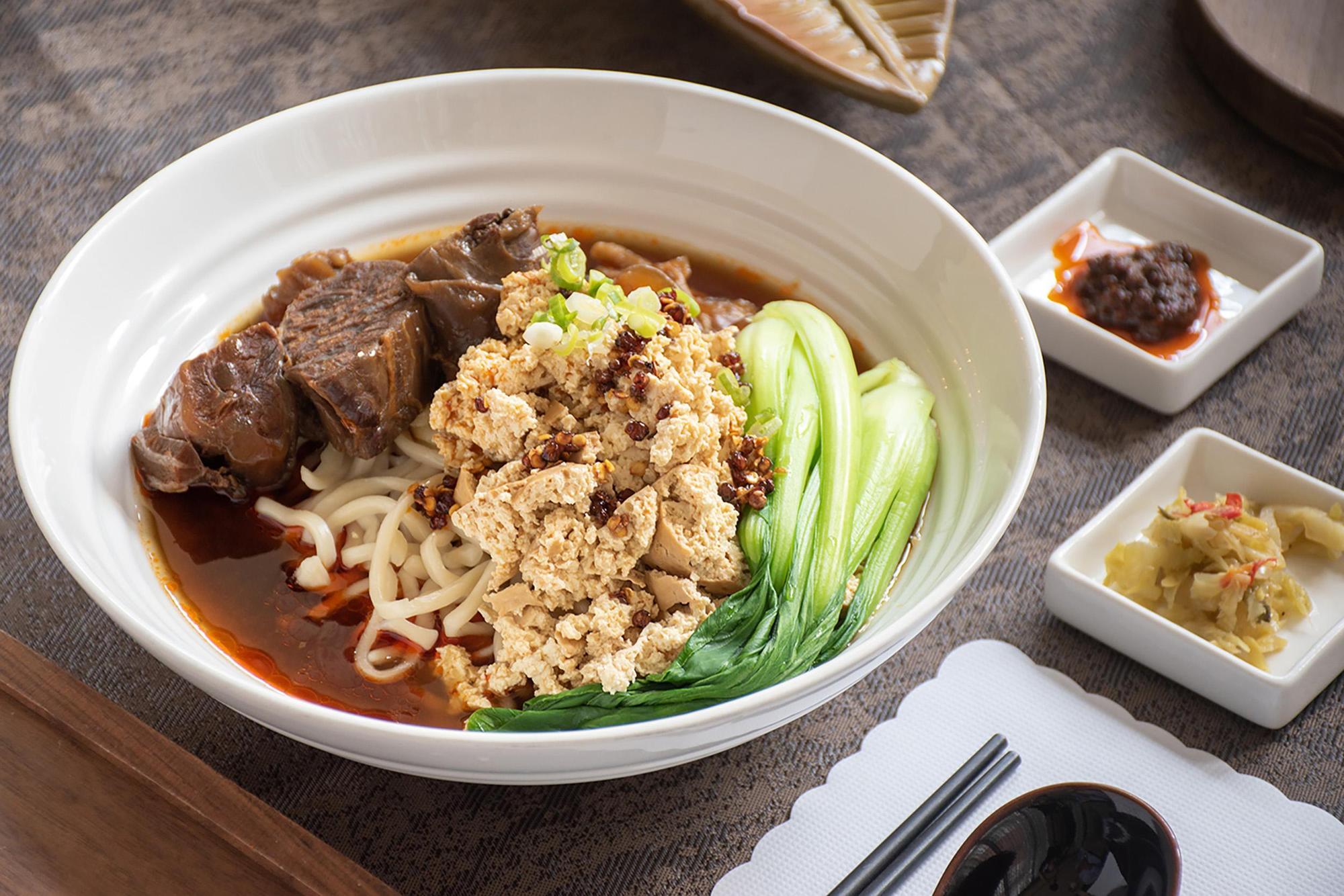 「逸林臭豆腐牛肉麵」將臭豆腐獨特的氣味融入香濃紅燒湯頭，搭配自製配方的川味花椒油，堆疊出全新的味覺享受。（580元／碗）（台北中山九昱希爾頓逸林酒店提供）