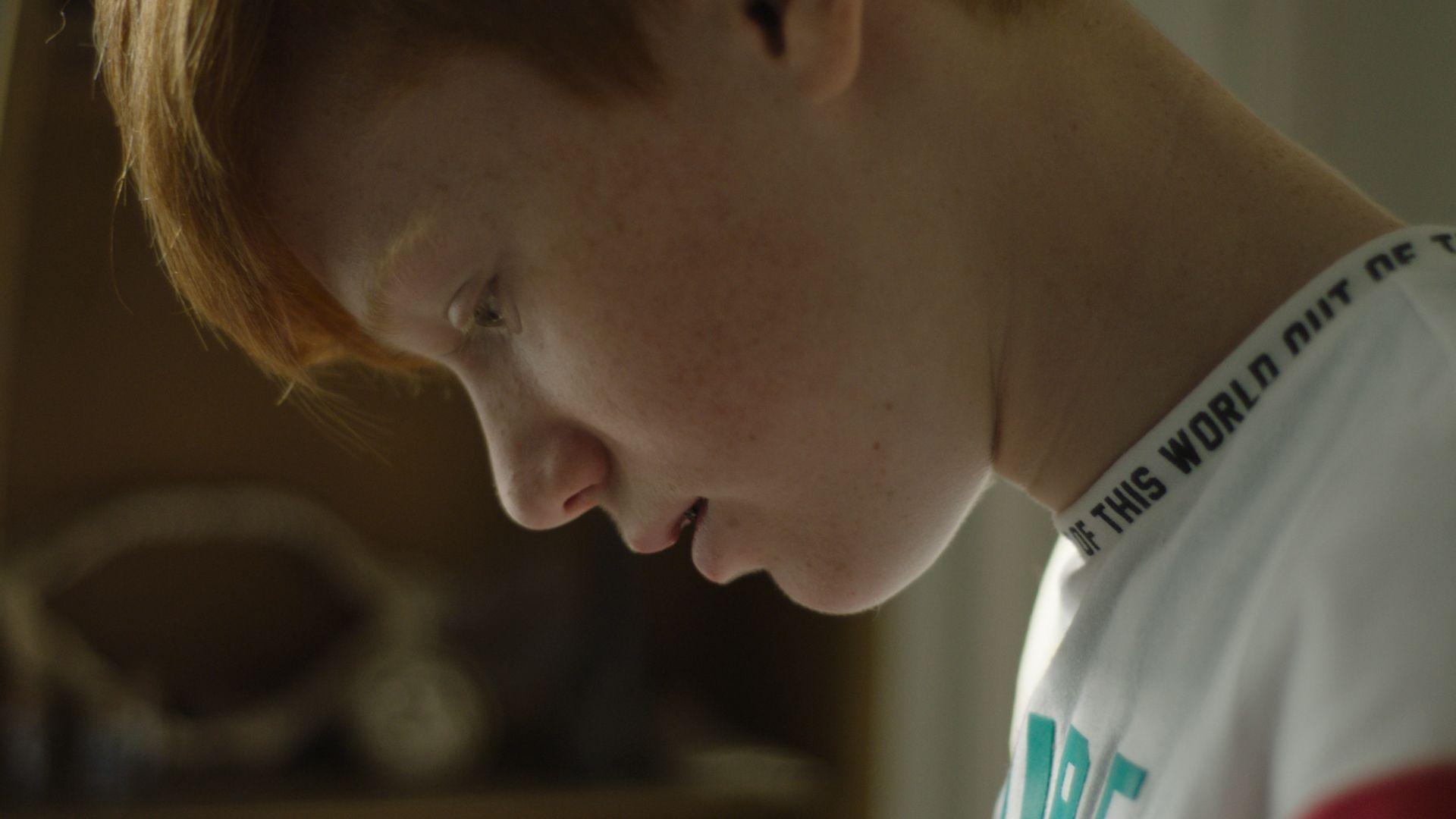荷蘭紀錄短片《為什麼你沒有為了我留下?》由導演米盧·格弗斯(Milou Gevers)拍攝4位跟他同樣經歷過父母自殺的孩子。(公視提供)