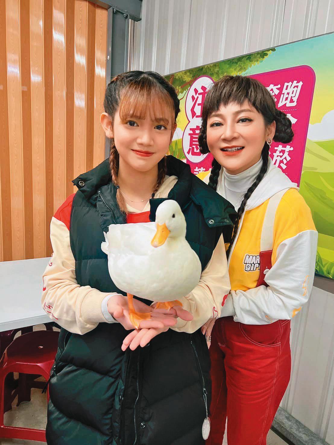 王彩樺(右)與大女兒黃于庭(左)主持旅遊節目《媽呀!好好玩》,母女倆很相愛,也愛互相吐槽。(翻攝自Stacy庭庭臉書)