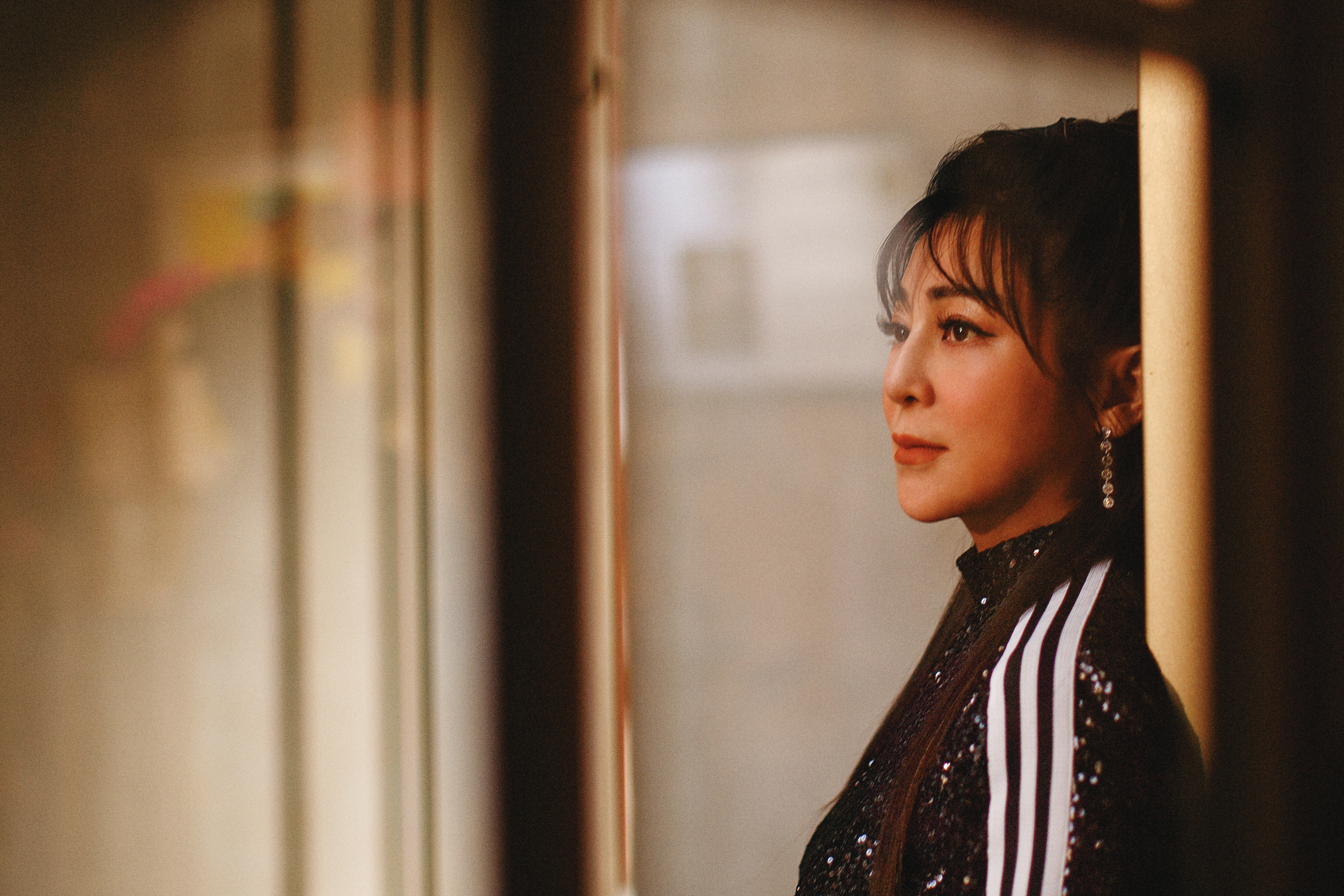 可以演誇張喜劇，也可以詮釋情感豐富的甘苦人生，這些拉扯很大的幅度，是十來歲就出來走唱的經歷，給予王彩樺的養分。