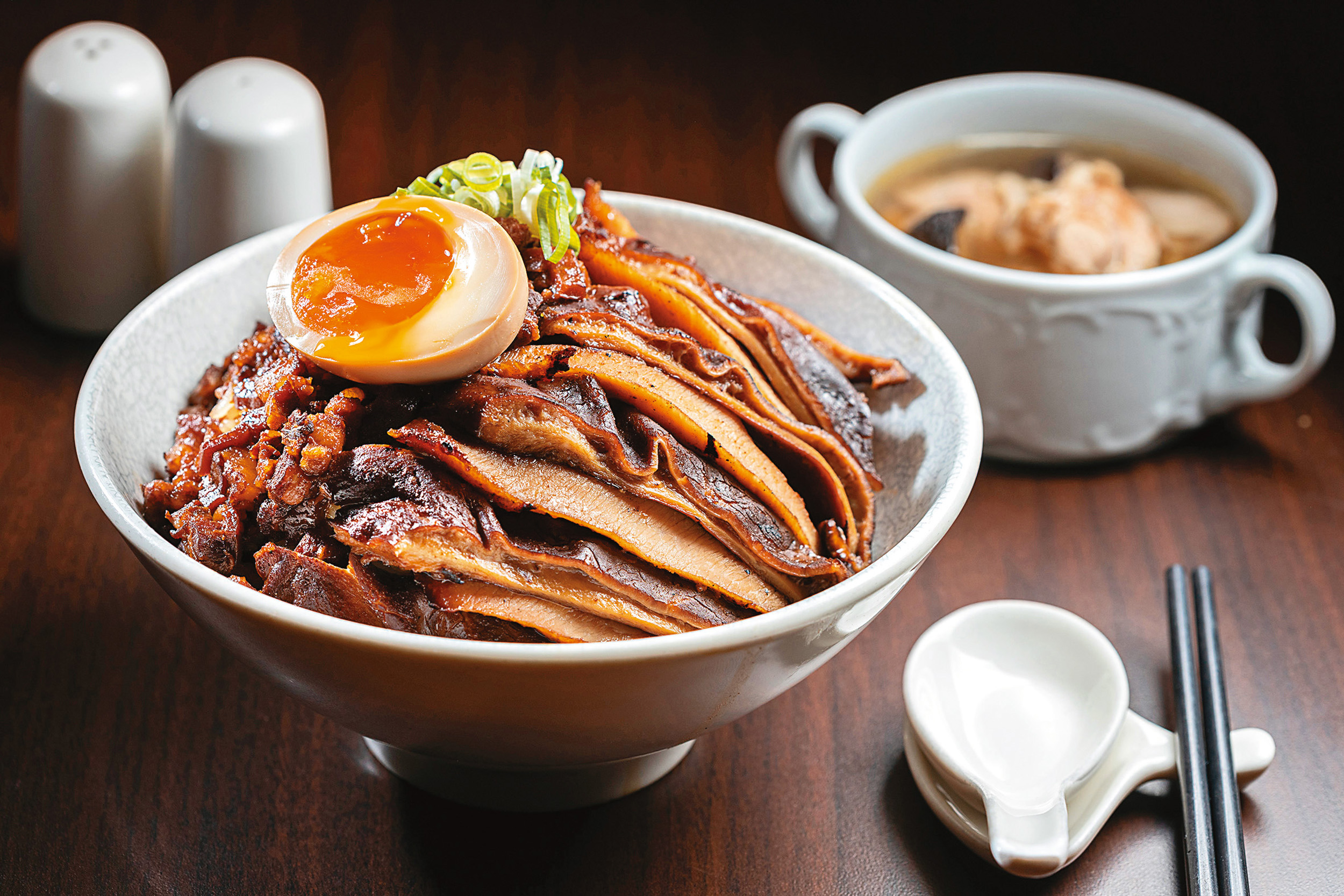 「炭烤松阪豬究極肉燥飯」能一次嘗到滷肉、豬肚與松阪豬3種口感的豬肉。（560元／碗）