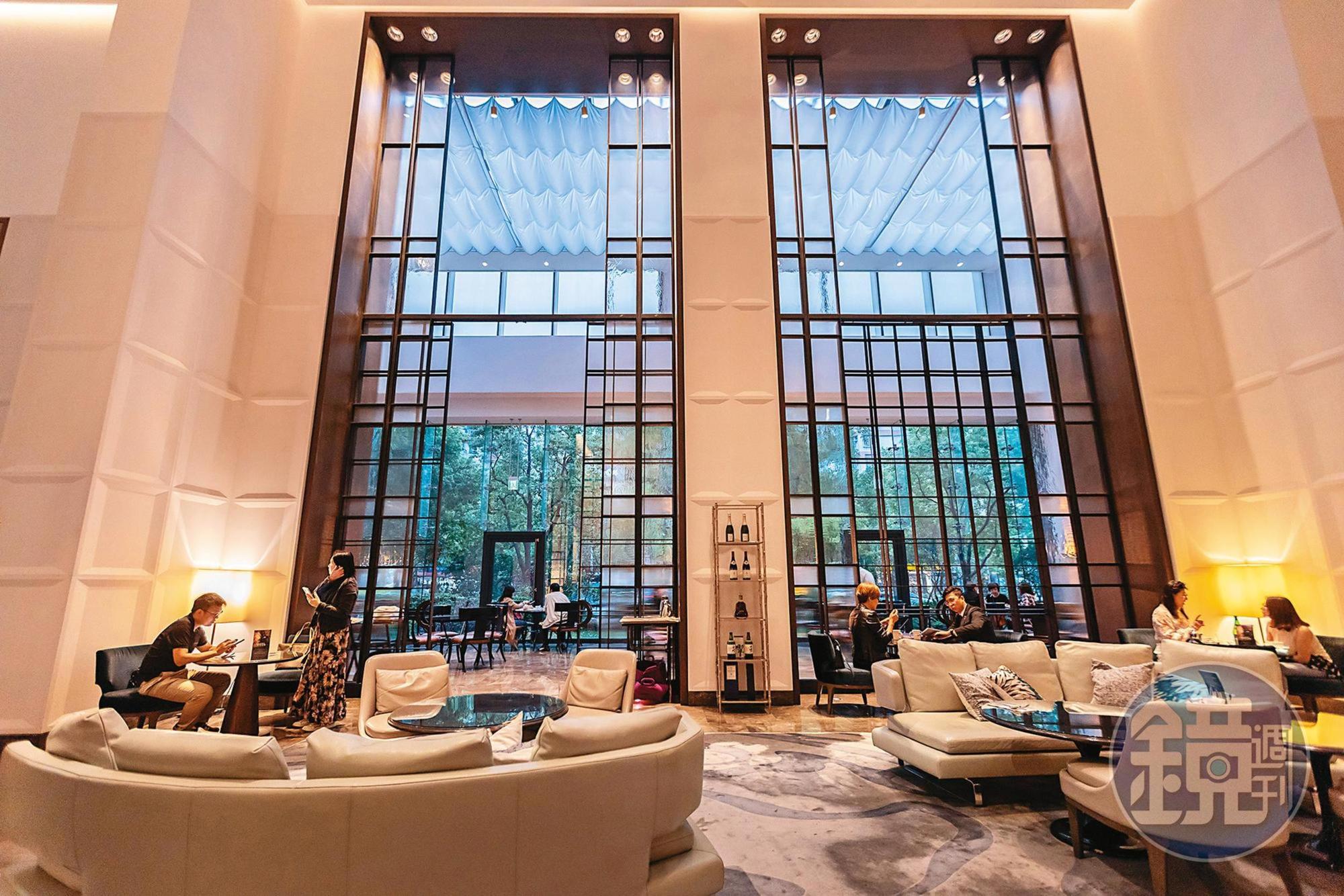 台北萬豪酒店1樓挑高的「Lobby Lounge」,用餐氣氛悠閒。