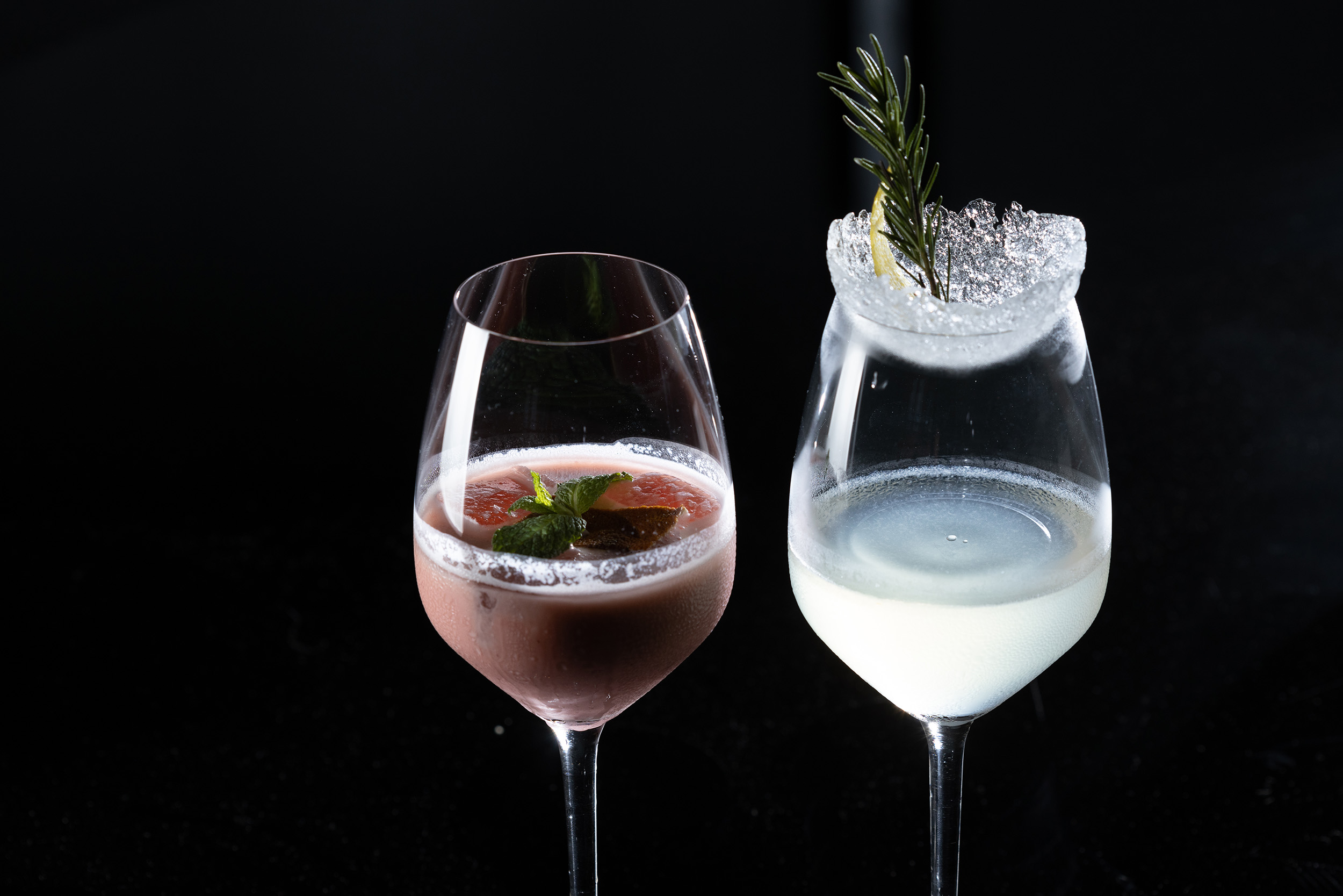 使用白酒與蘆薈酒為基底的「Hillock Fizz」（右），是一款造型吸睛的開胃酒；「Fancy Vivid」（左），則是口感濃厚，入口莓果香氣明顯的白蘭地與威士忌調酒。（皆為400元／杯）