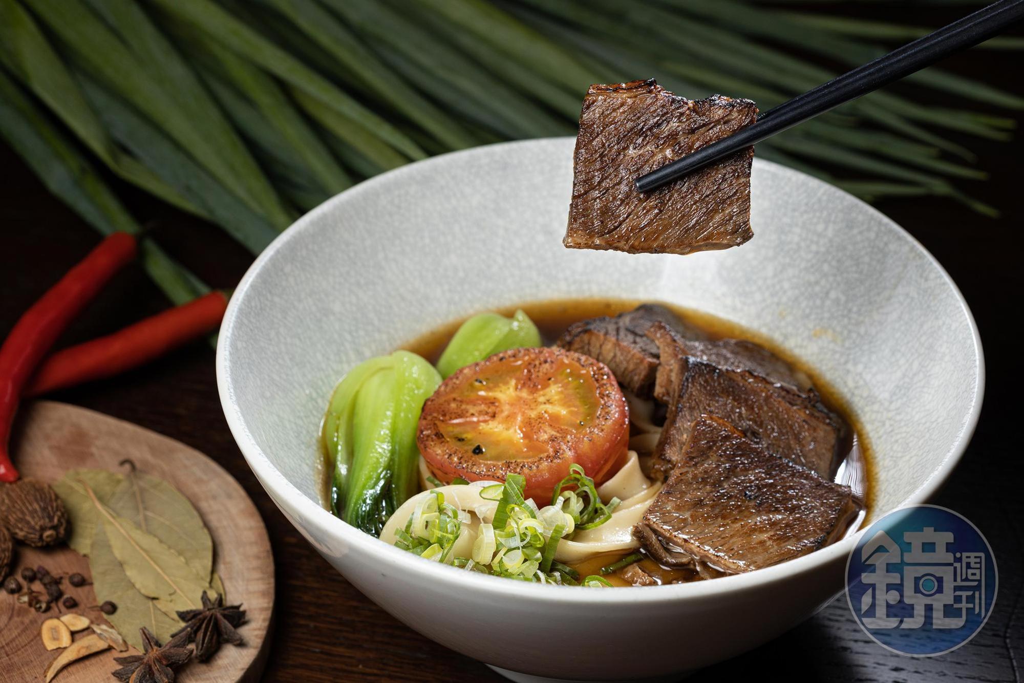 「萬豪牛肉麵」使用肉質軟嫩的厚切美國Prime等級的去骨牛小排,讓很多老饕一試成主顧,愛上這一味。
