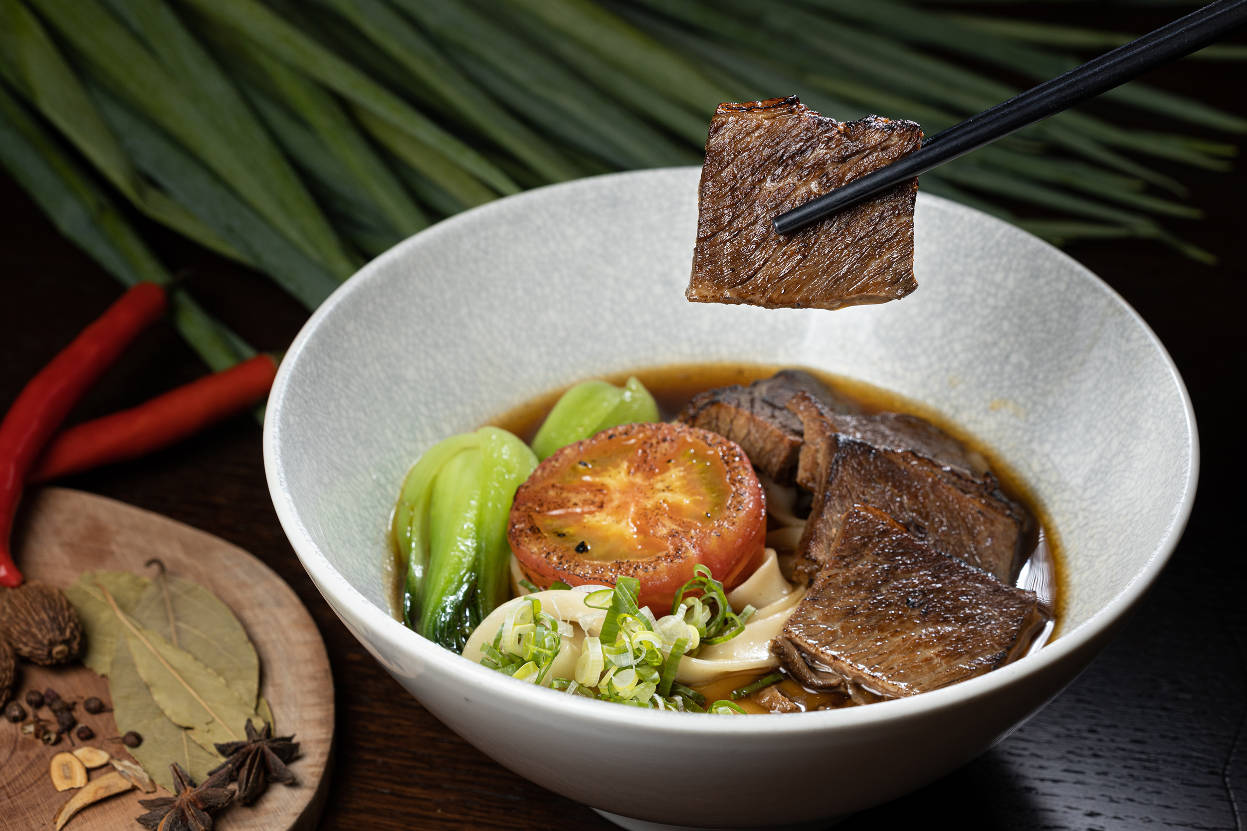 「萬豪牛肉麵」使用肉質軟嫩的厚切美國Prime等級的去骨牛小排，讓很多老饕一試成主顧，愛上這一味。