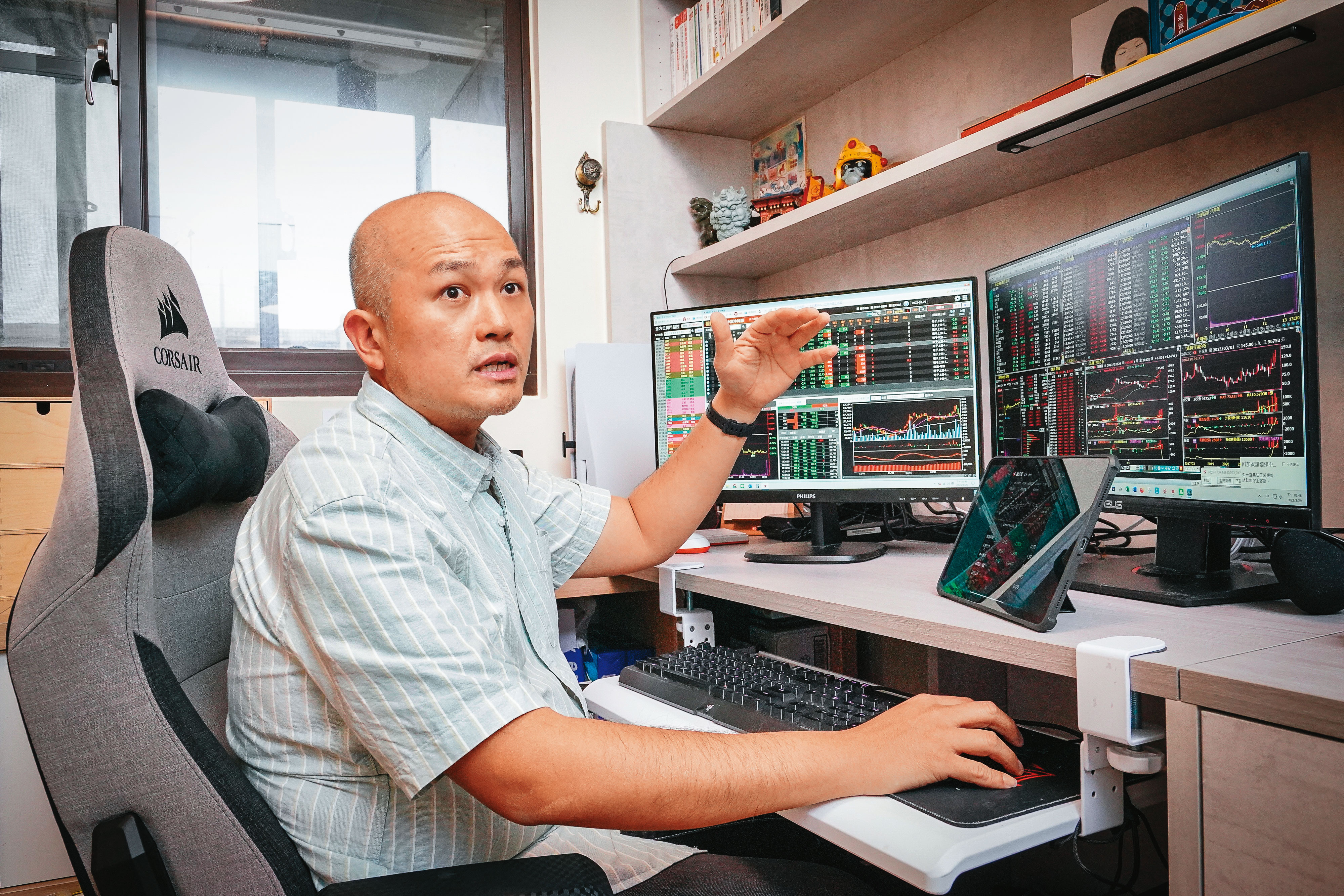 擅長短線隔日沖的鄧軒浩，多利用午休時間進行交易。