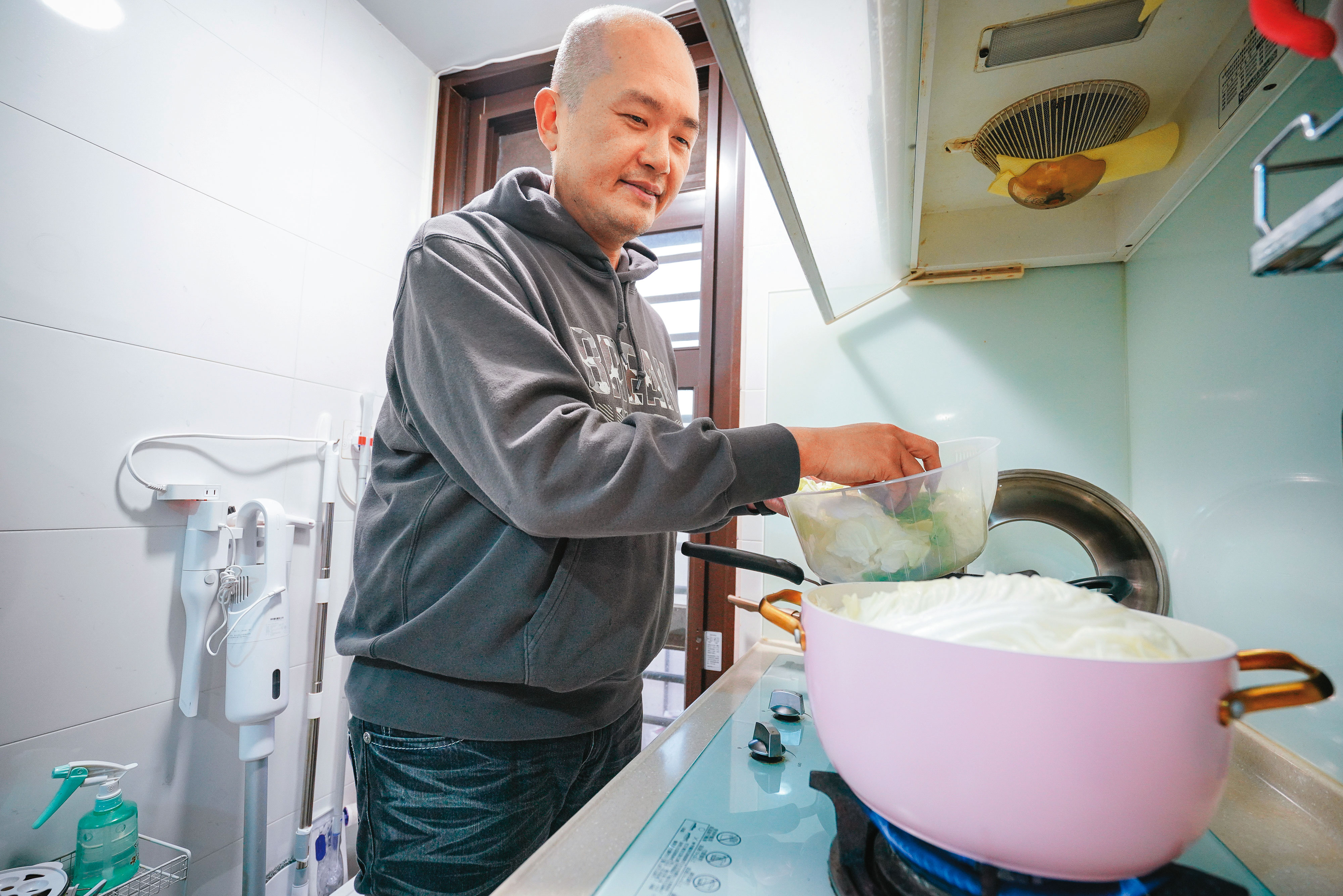 .鄧軒浩不會花太多時間研究盤勢，下午收盤後，經常請朋友至家中作客，並親自下廚。