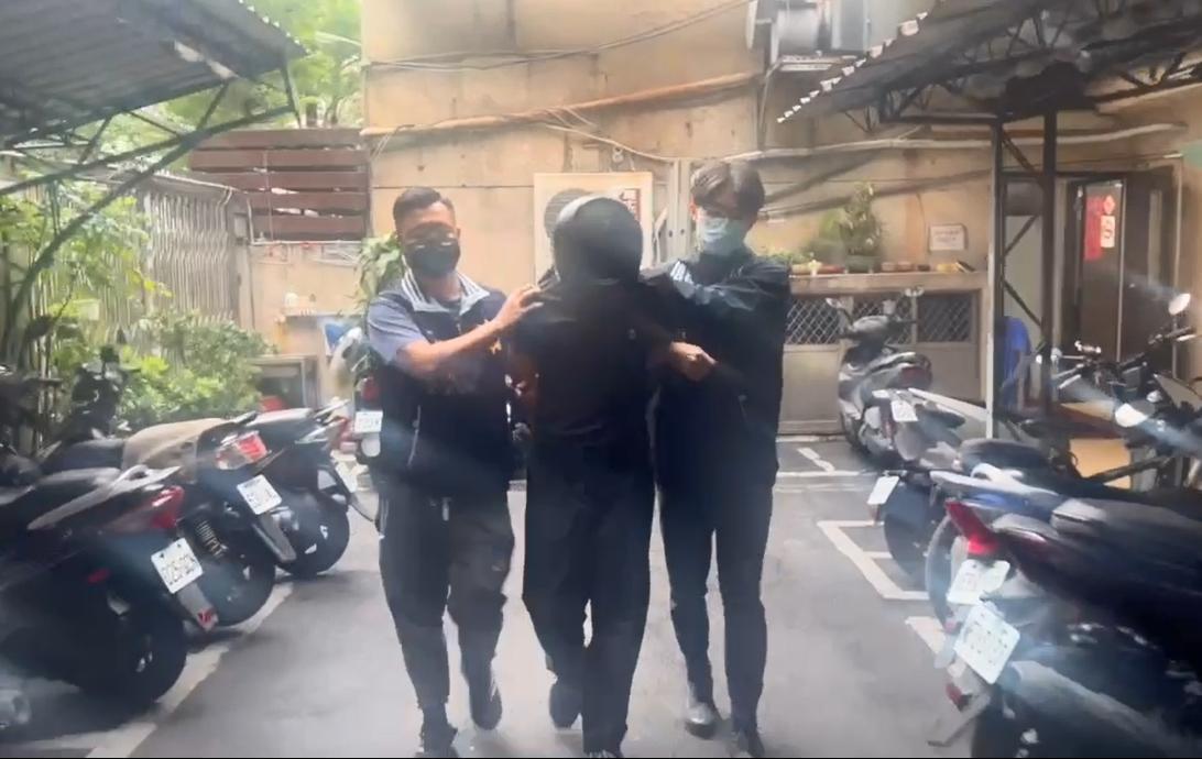 新北市土城一間當鋪今天上午遭到衝鋒槍掃射,開槍少年已攜槍投案。(翻攝畫面)